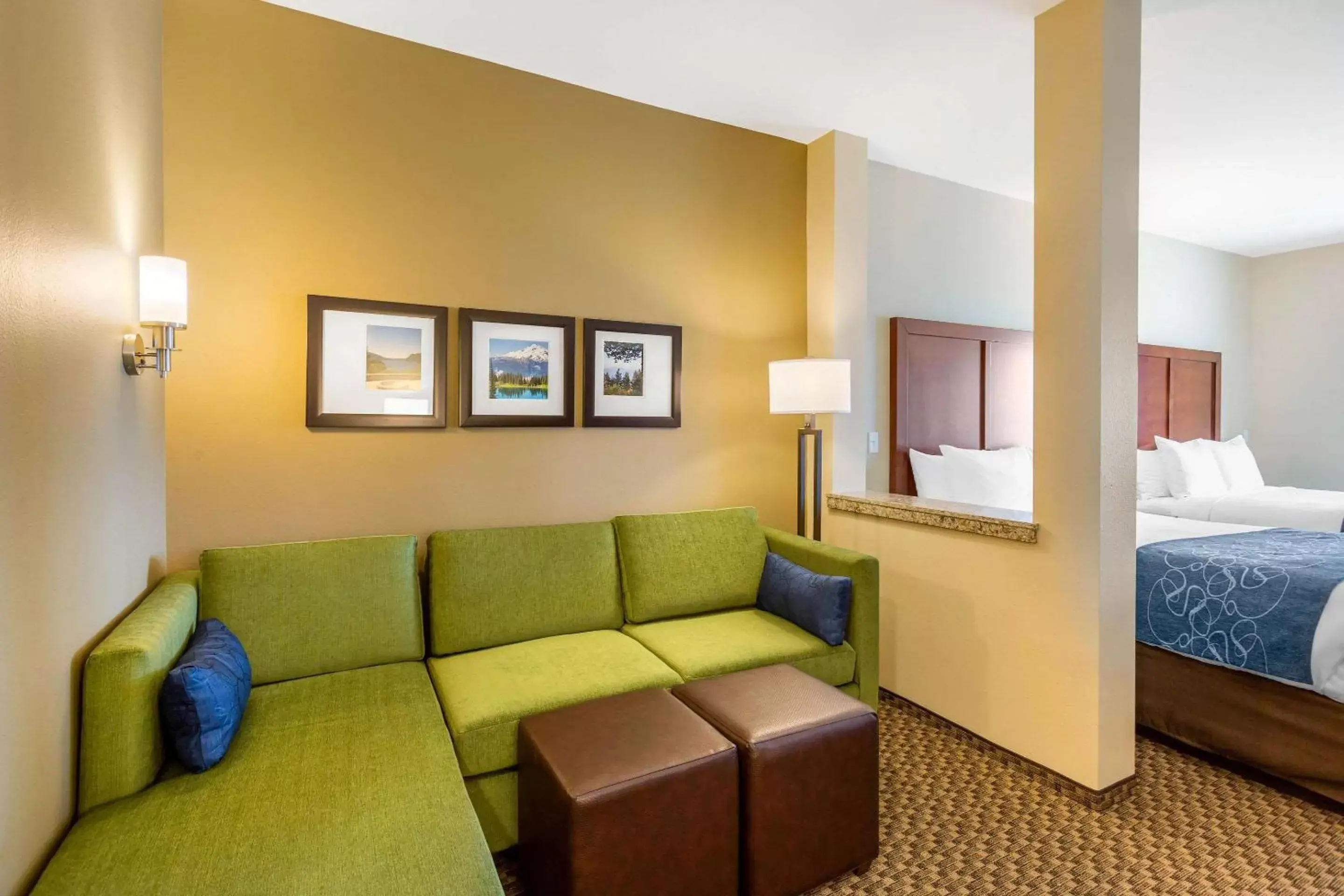 Photo of the whole room, Seating Area in Comfort Suites Burlington near I-5