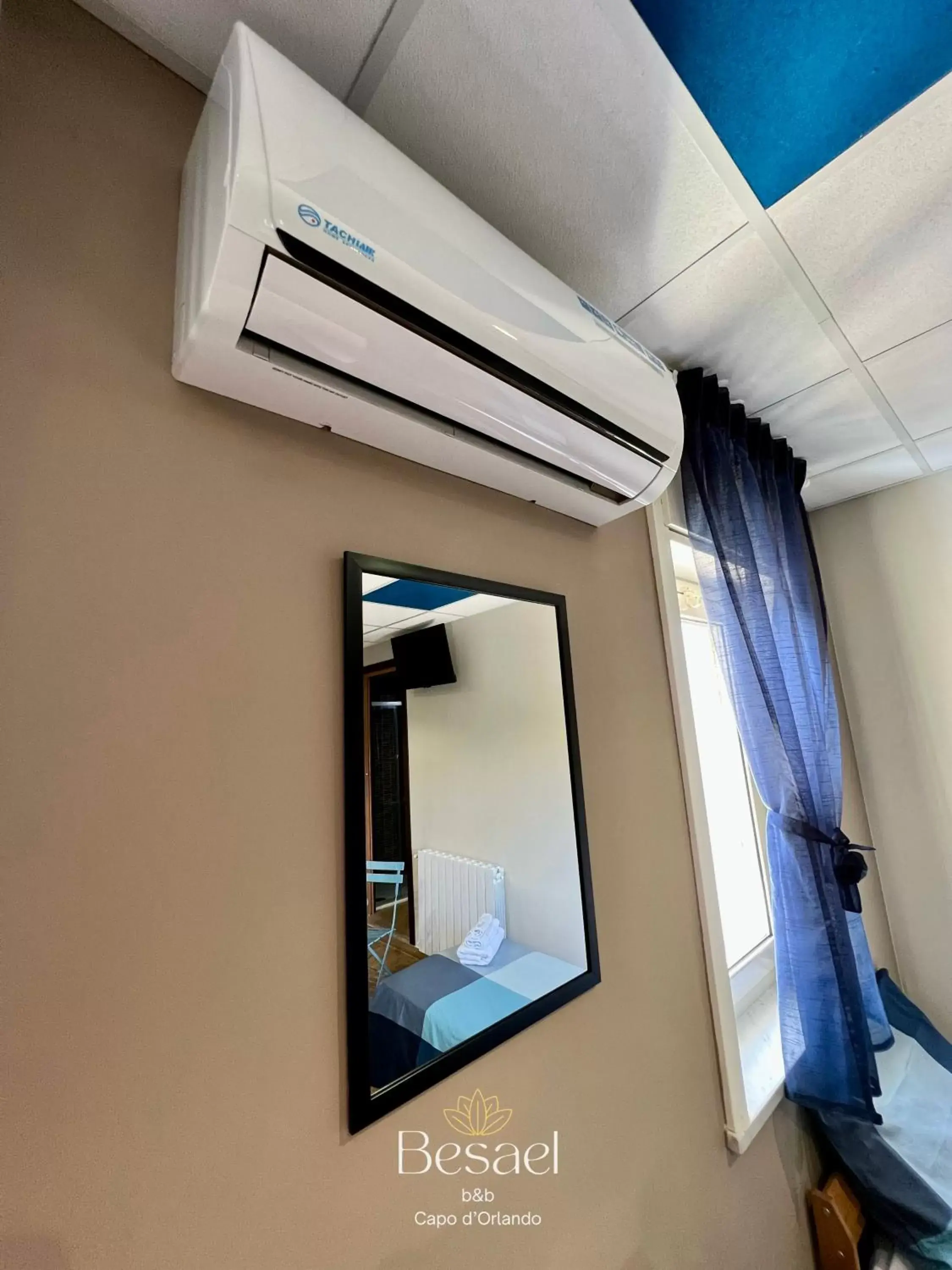air conditioner, TV/Entertainment Center in Besael b&b Capo d'Orlando
