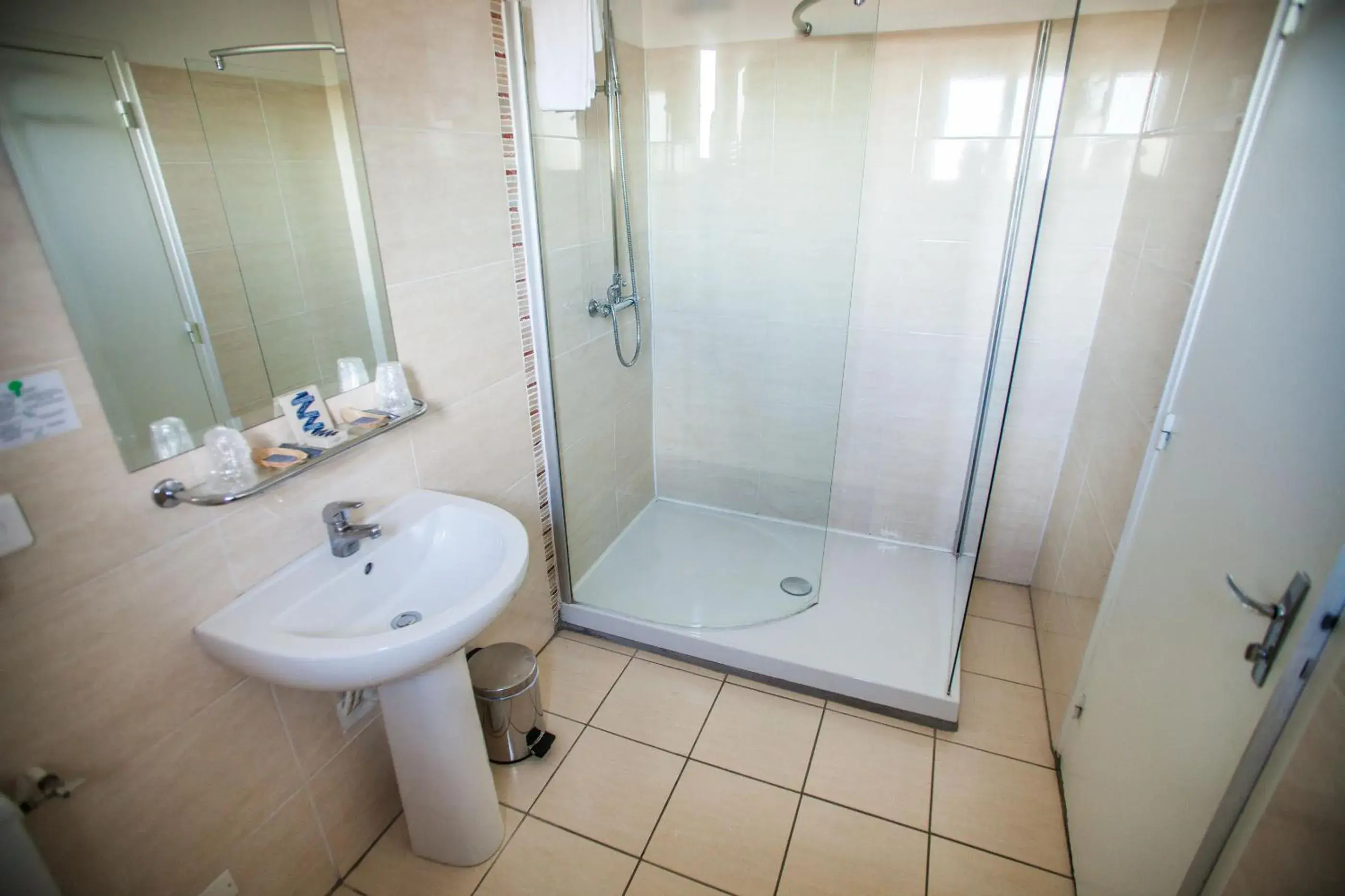 Shower, Bathroom in Hôtel La Flambée
