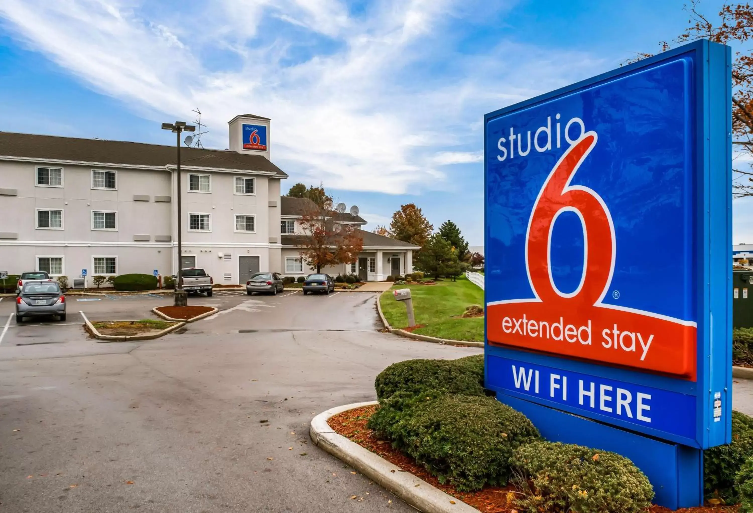 Street view, Property Building in Motel 6 Fishers, In - Indianapolis