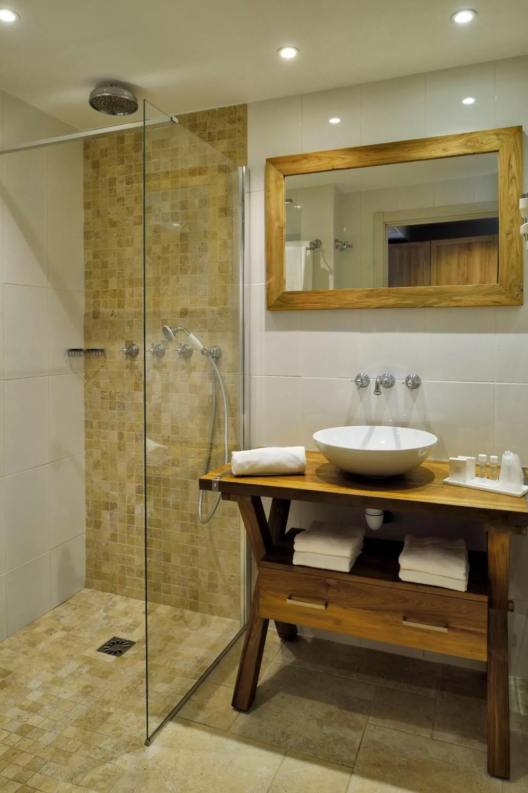 Shower, Bathroom in Hotel Bartaccia