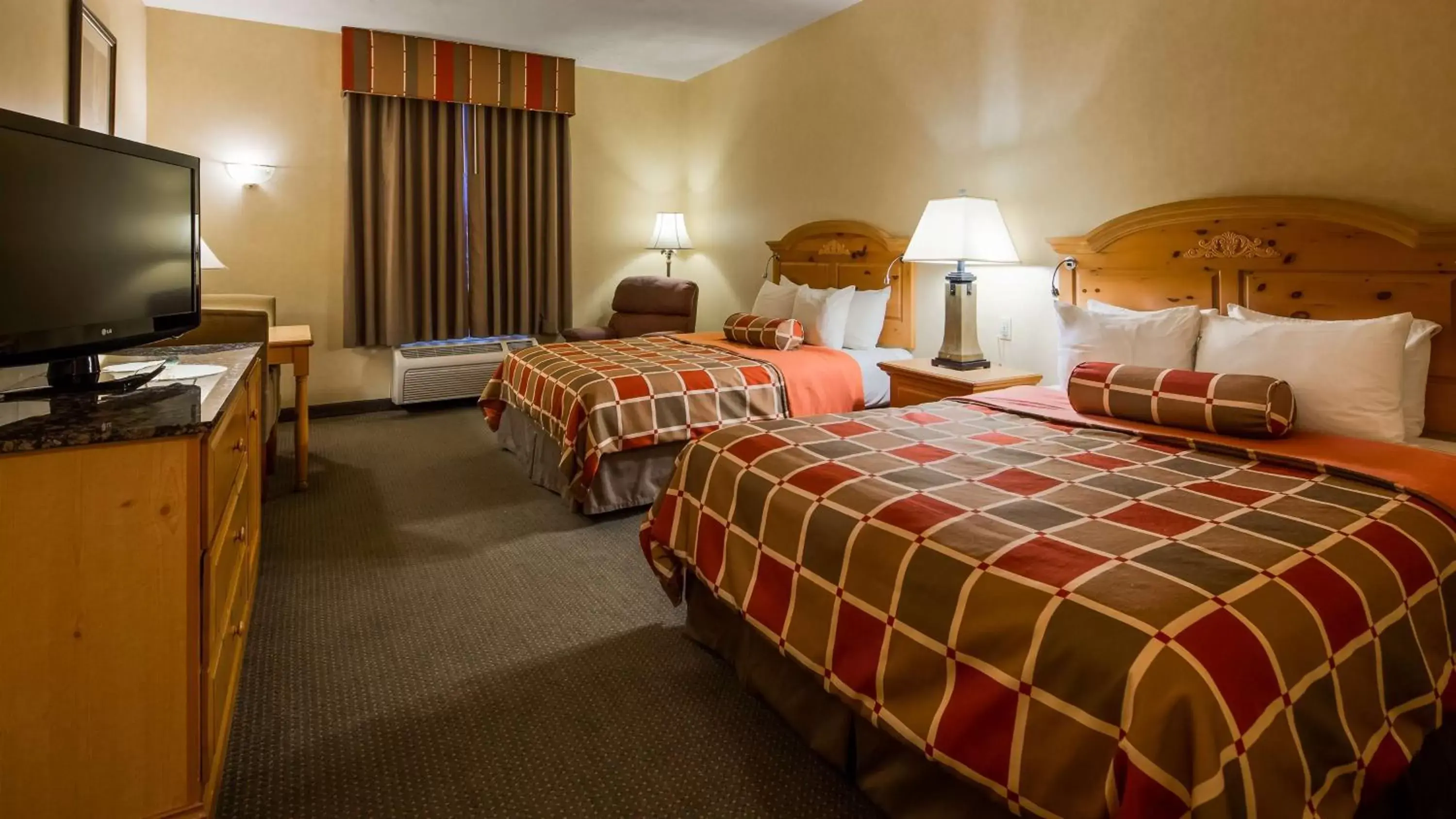 Photo of the whole room, Bed in Best Western PLUS Revere Inn & Suites