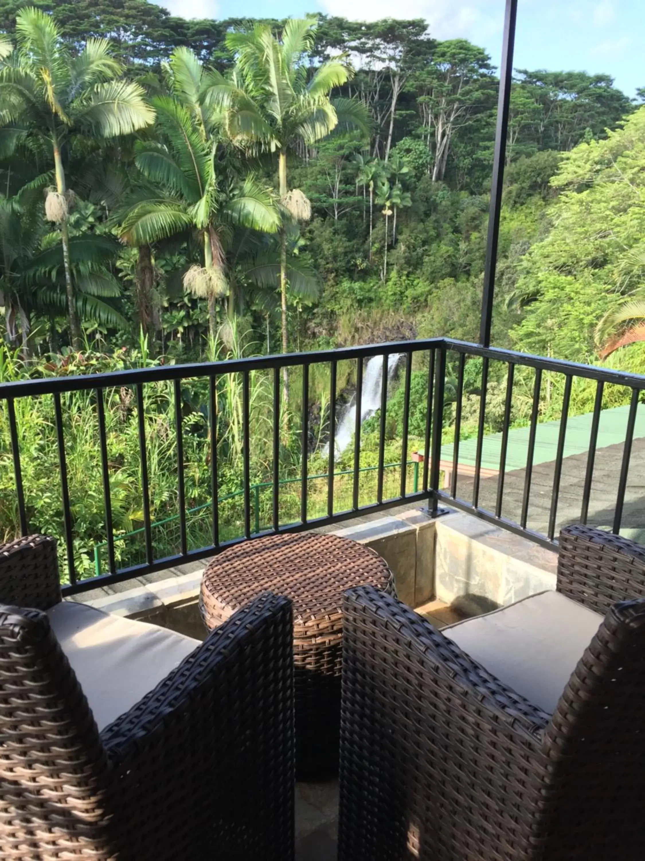 Balcony/Terrace in The Inn at Kulaniapia Falls