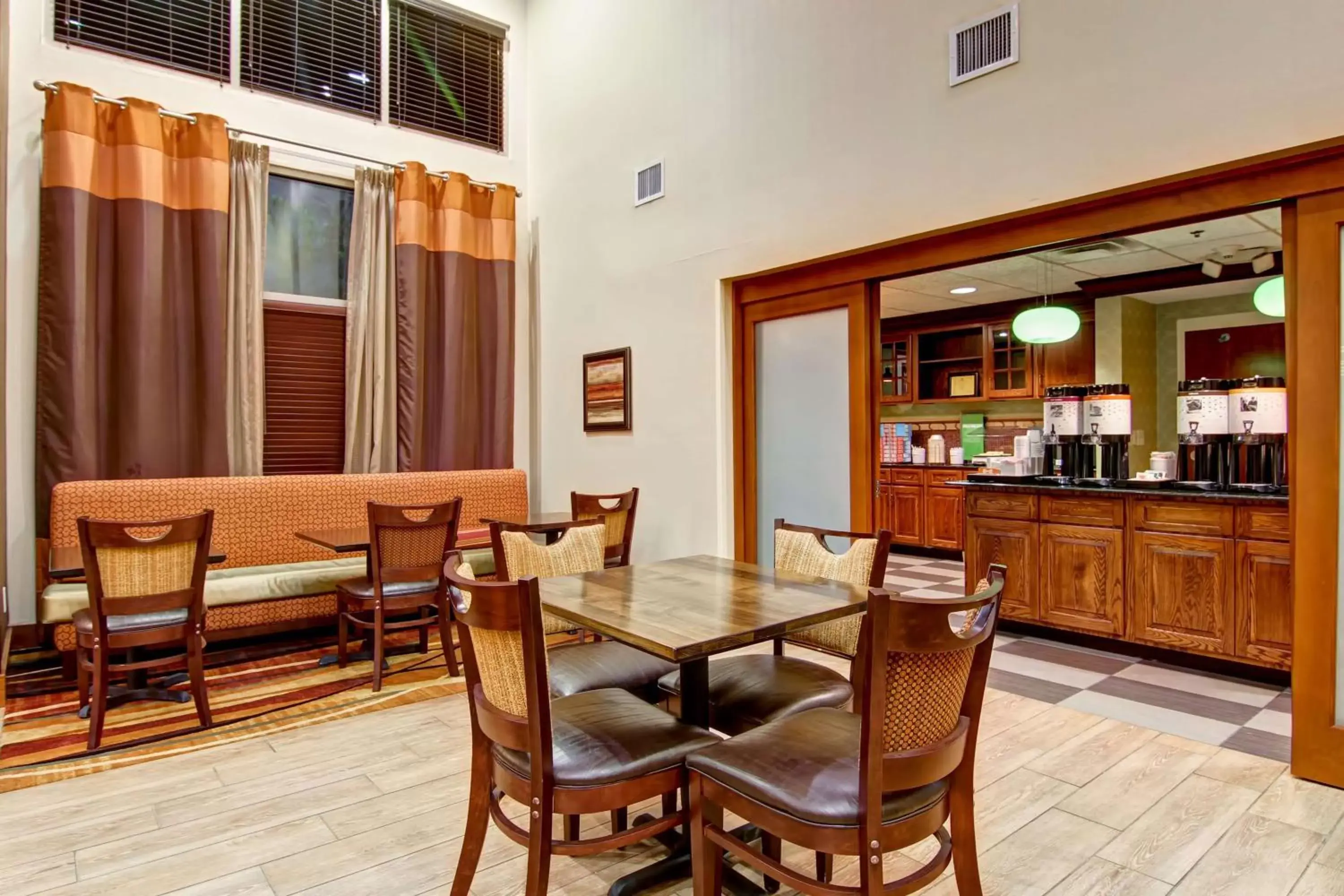 Dining area in Hampton Inn & Suites Leesburg