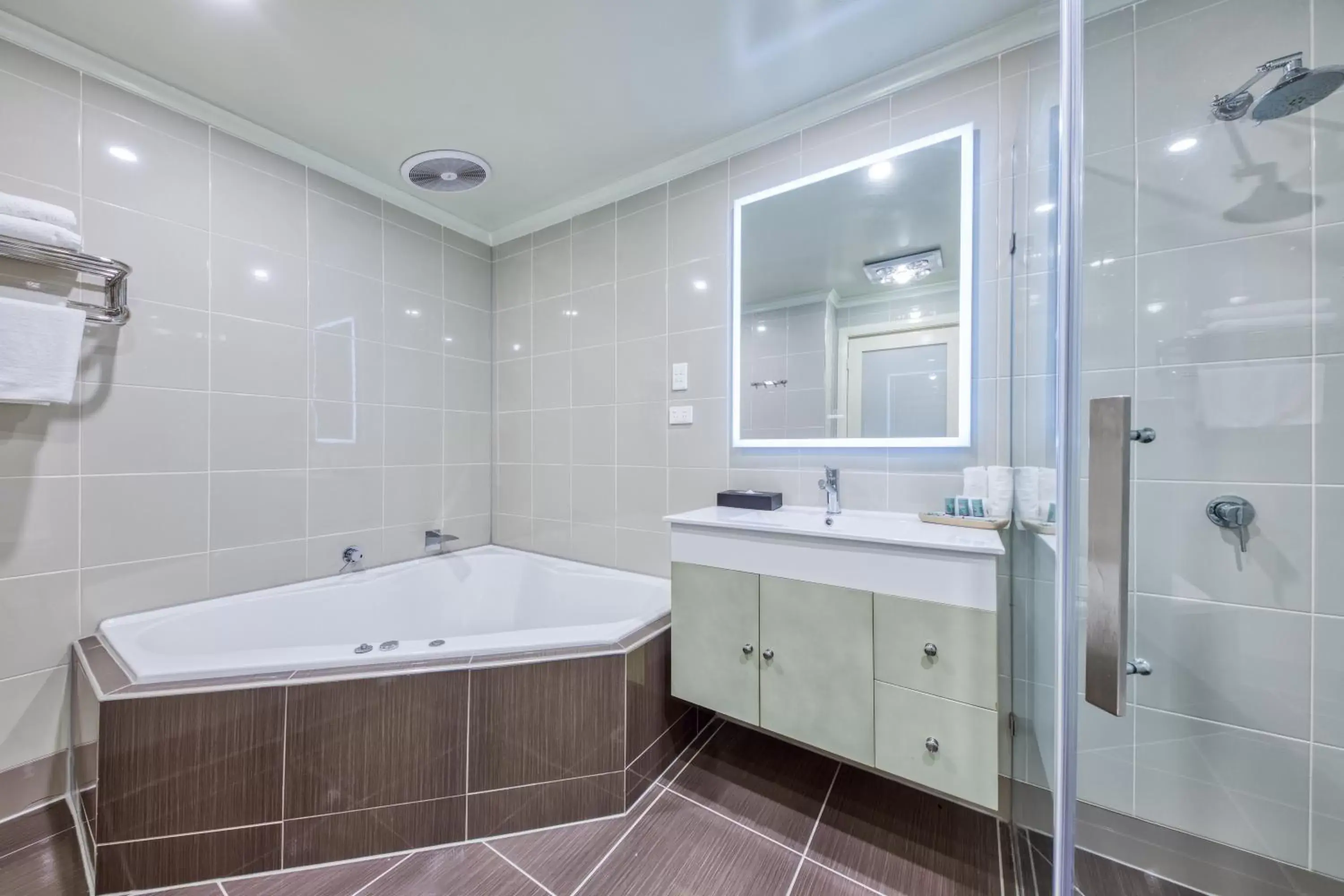 Sauna, Bathroom in Best Western Melbourne Airport