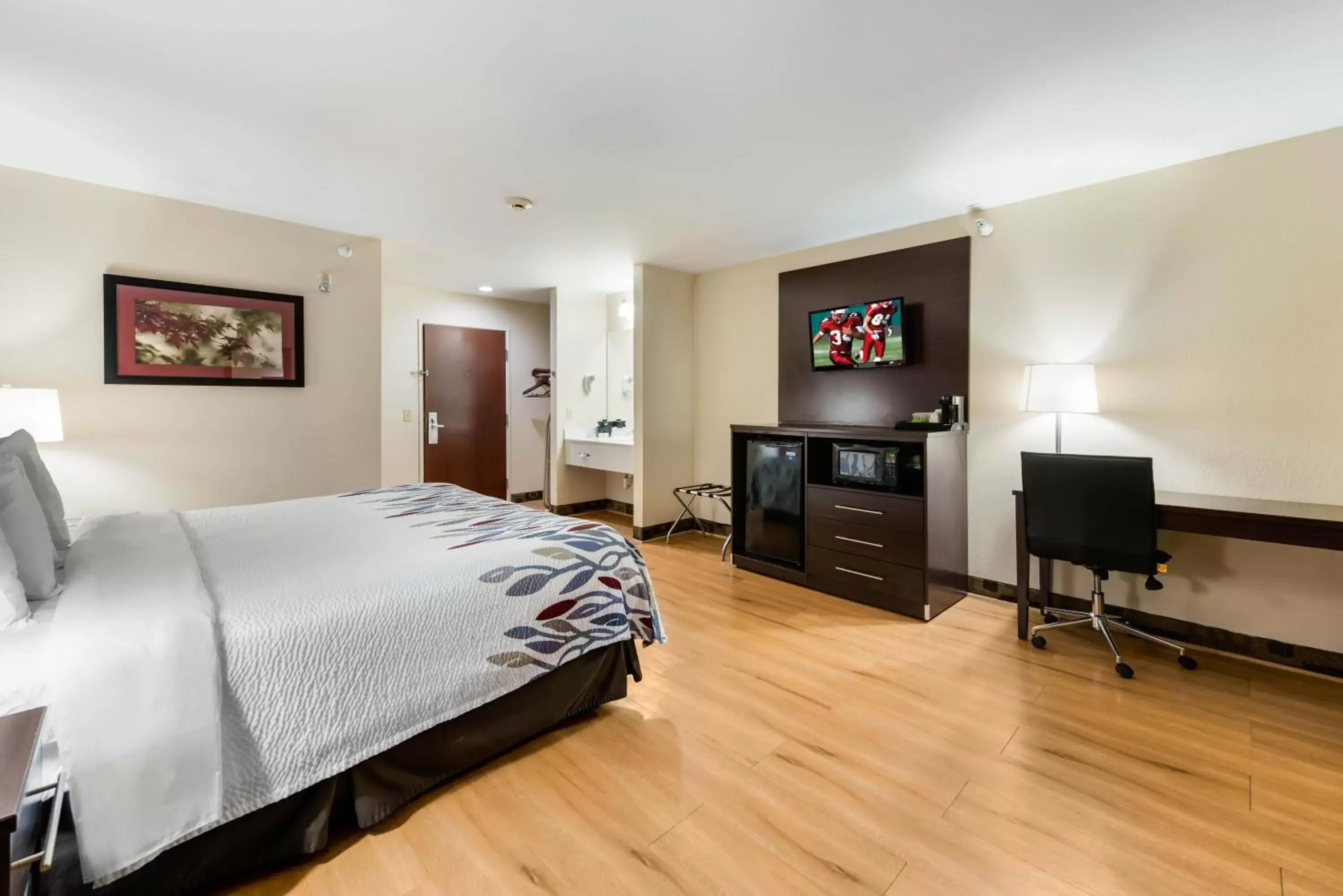 Photo of the whole room, TV/Entertainment Center in Red Roof Inn & Suites Monee