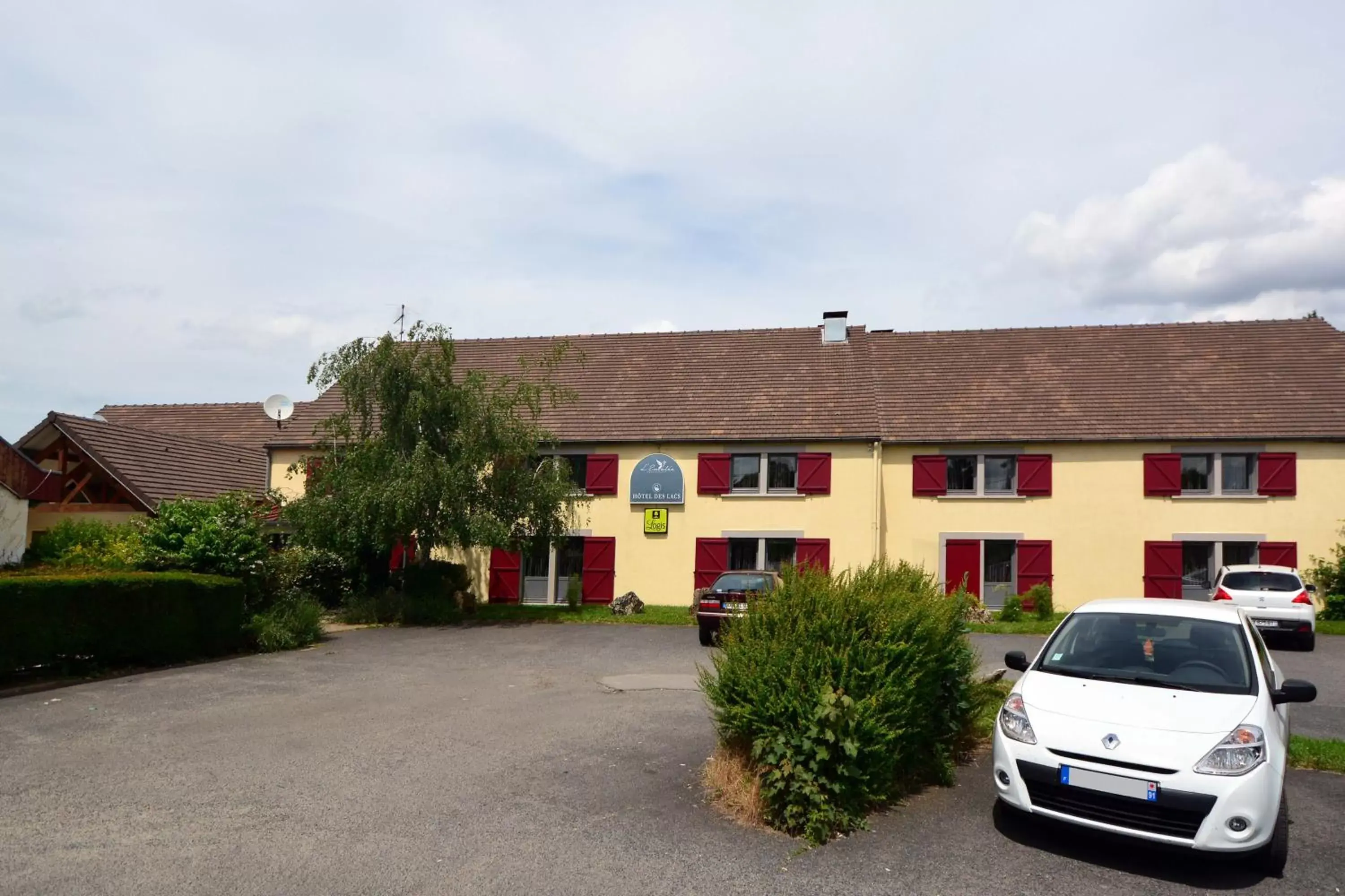 Facade/entrance in Logis - Hôtel & Restaurant des Lacs Paris Sud Facade/entrance in Logis - Hôtel & Restaurant des Lacs Paris Sud