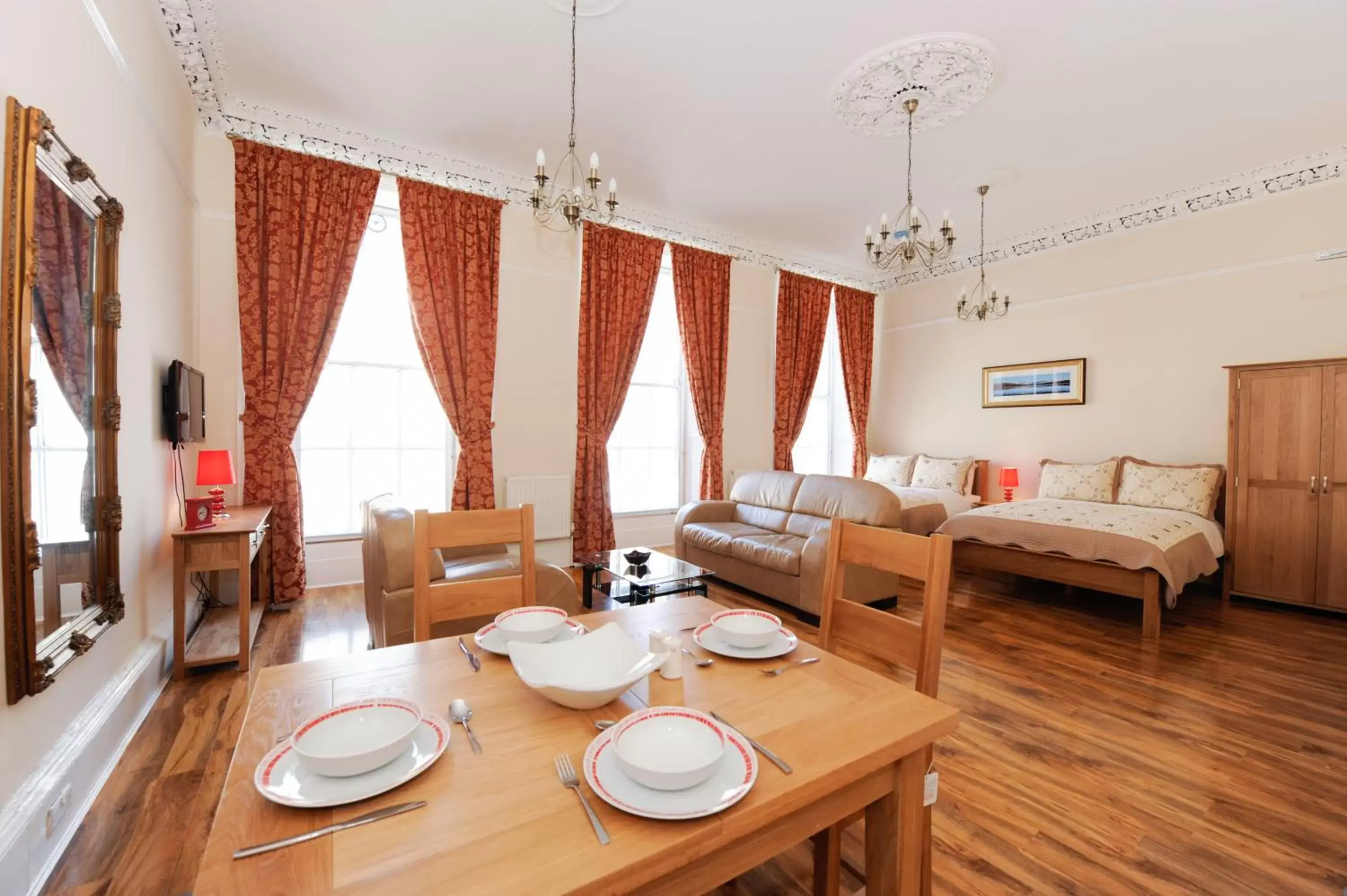 Living room, Restaurant/Places to Eat in Edinburgh City Suites