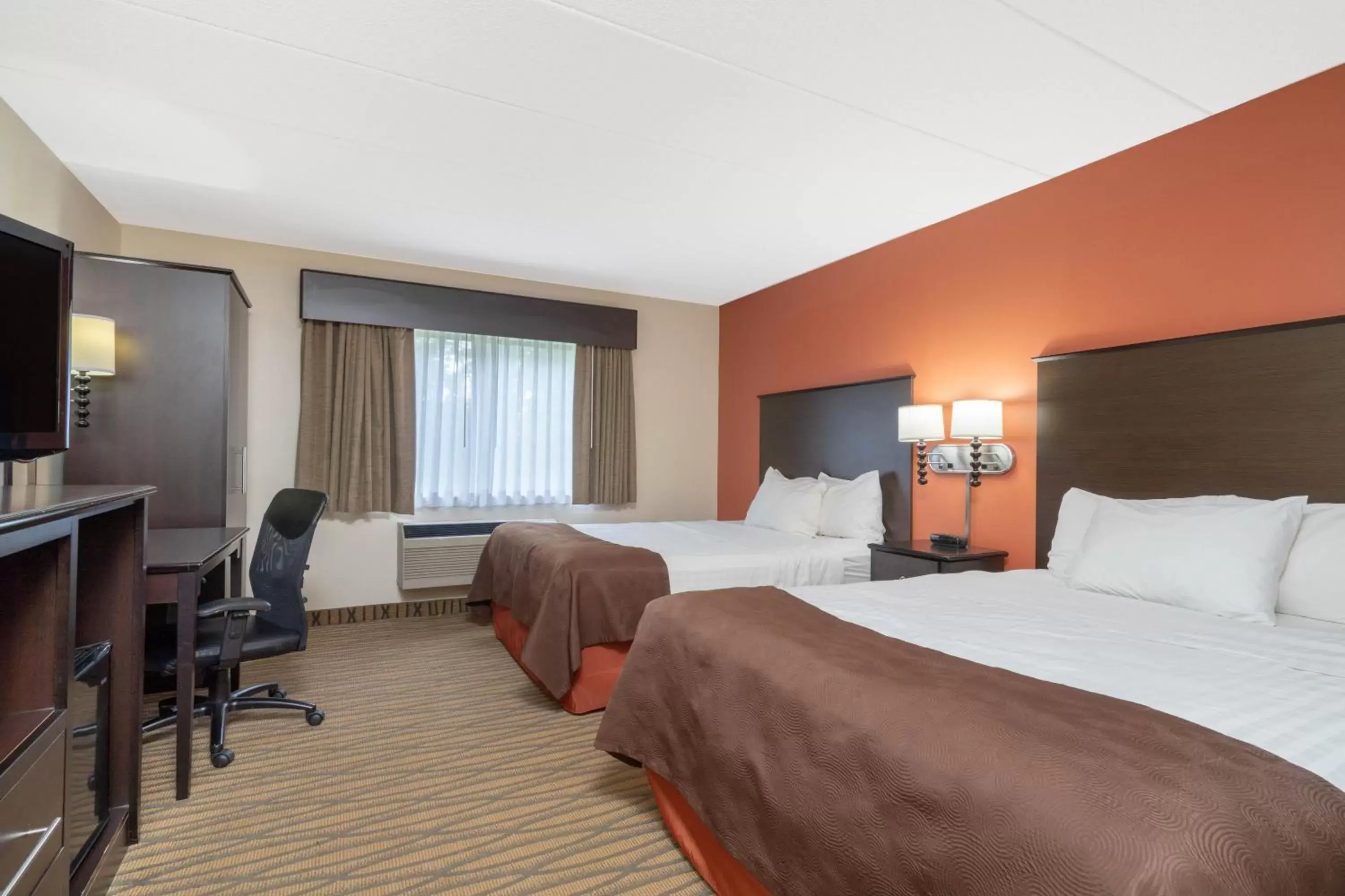 Deluxe Queen Room - Mobility Access/Non-Smoking in AmericInn by Wyndham Rogers