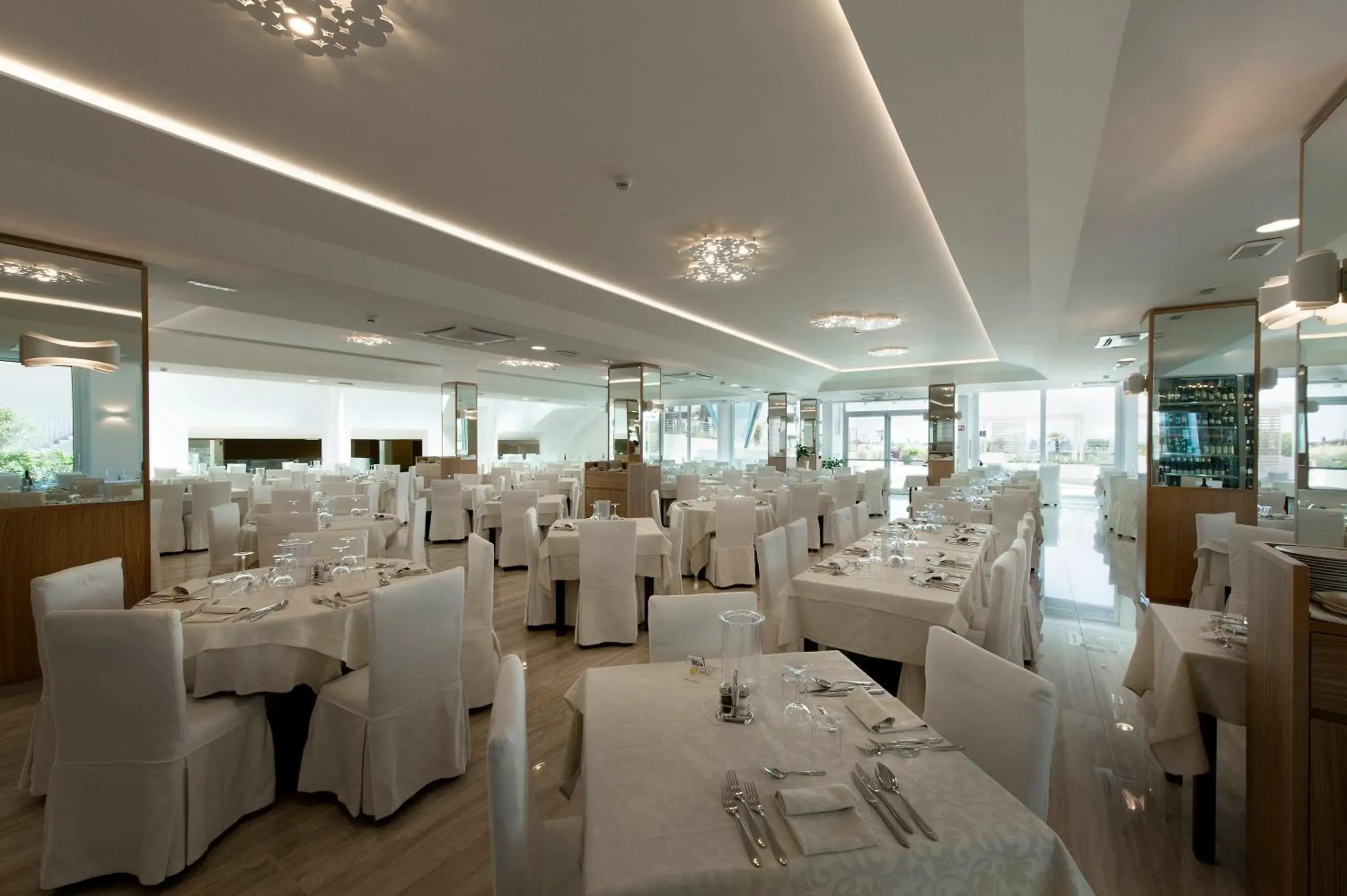 Restaurant/places to eat, Banquet Facilities in Hotel Le Soleil