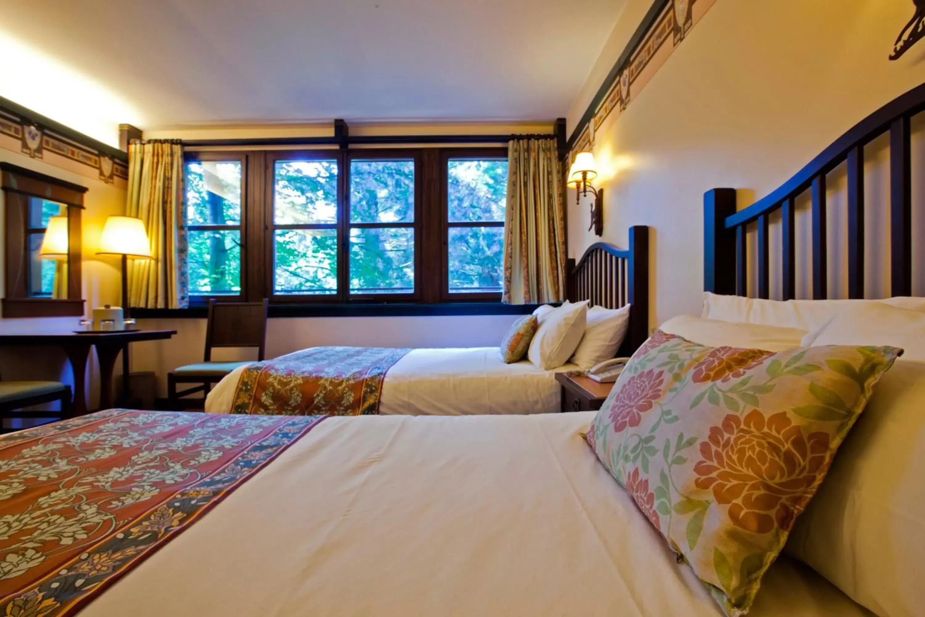 Bedroom, Bed in Disney Sequoia Lodge
