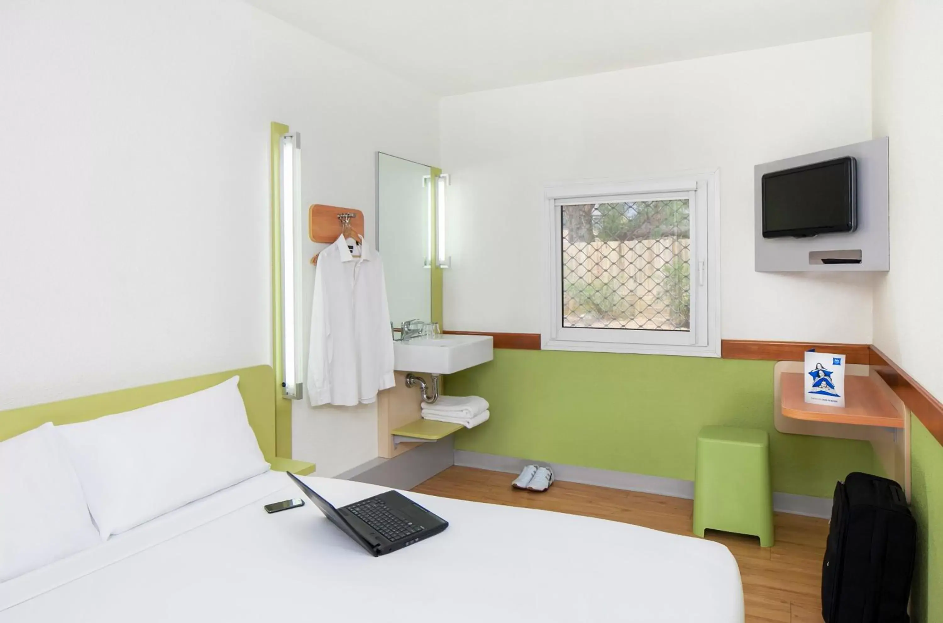 Bed, TV/Entertainment Center in ibis Budget - Melbourne Airport