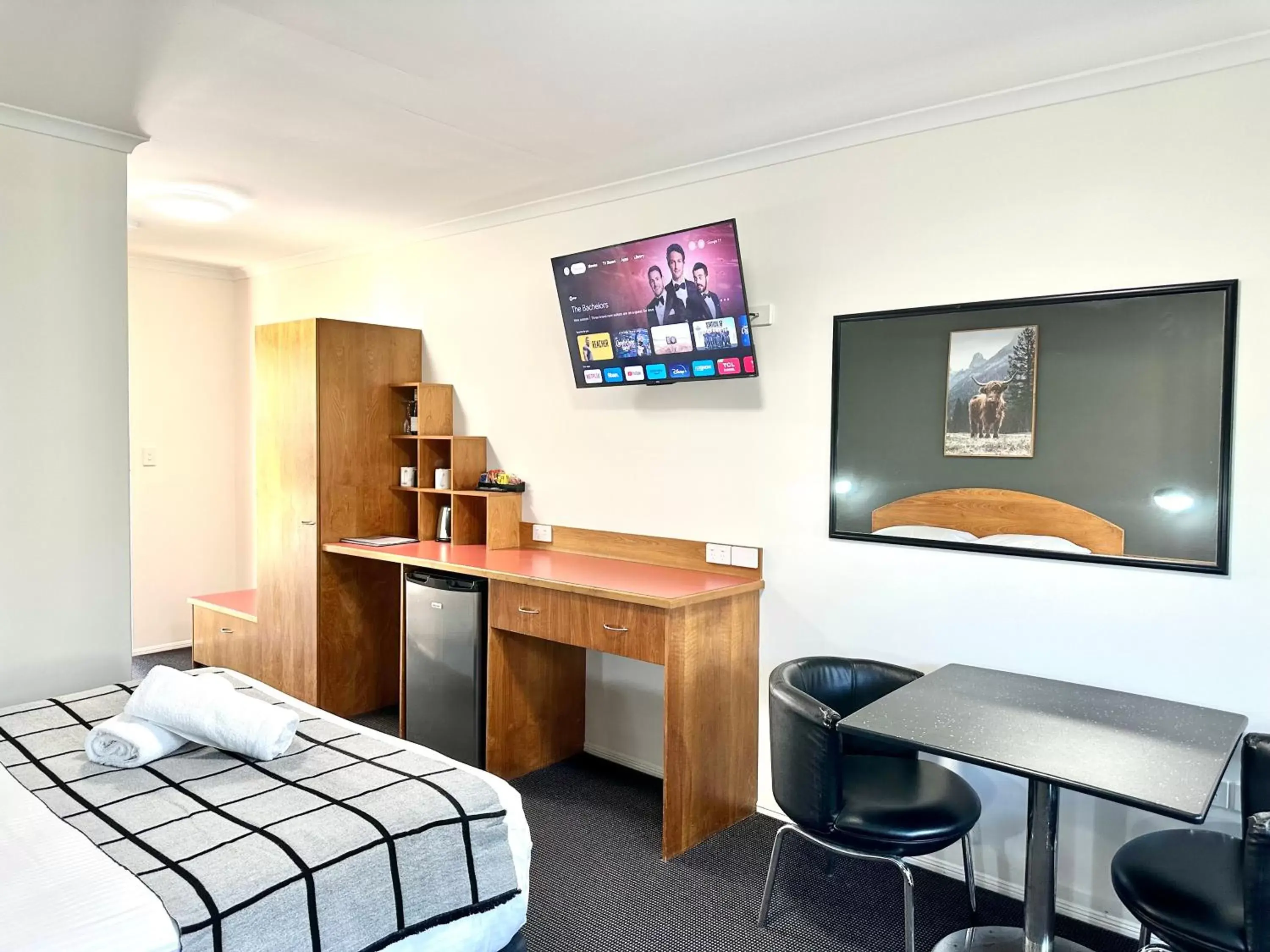 Bed, TV/Entertainment Center in Mackay Resort Motel