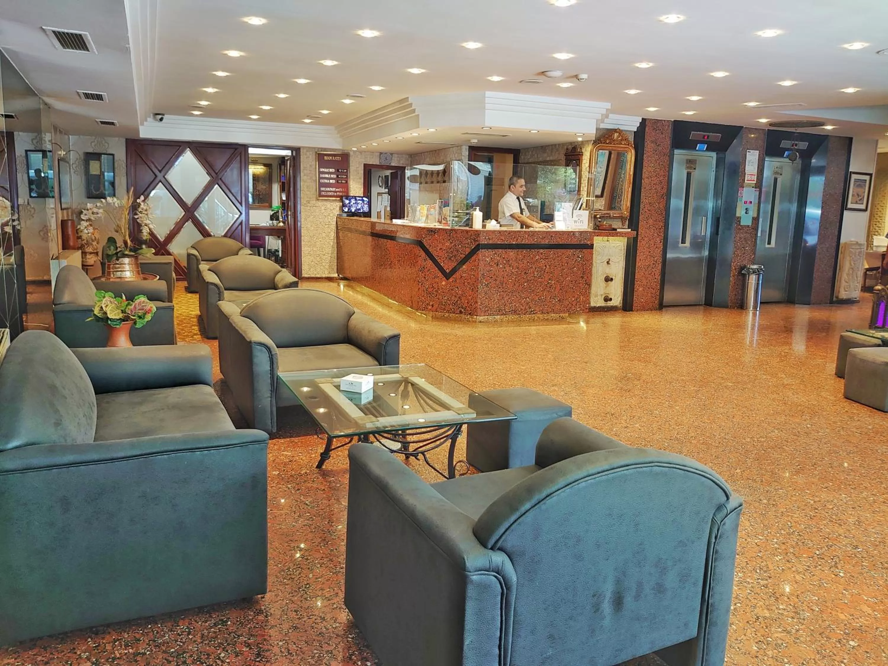 Seating area in Orient Mintur Hotel