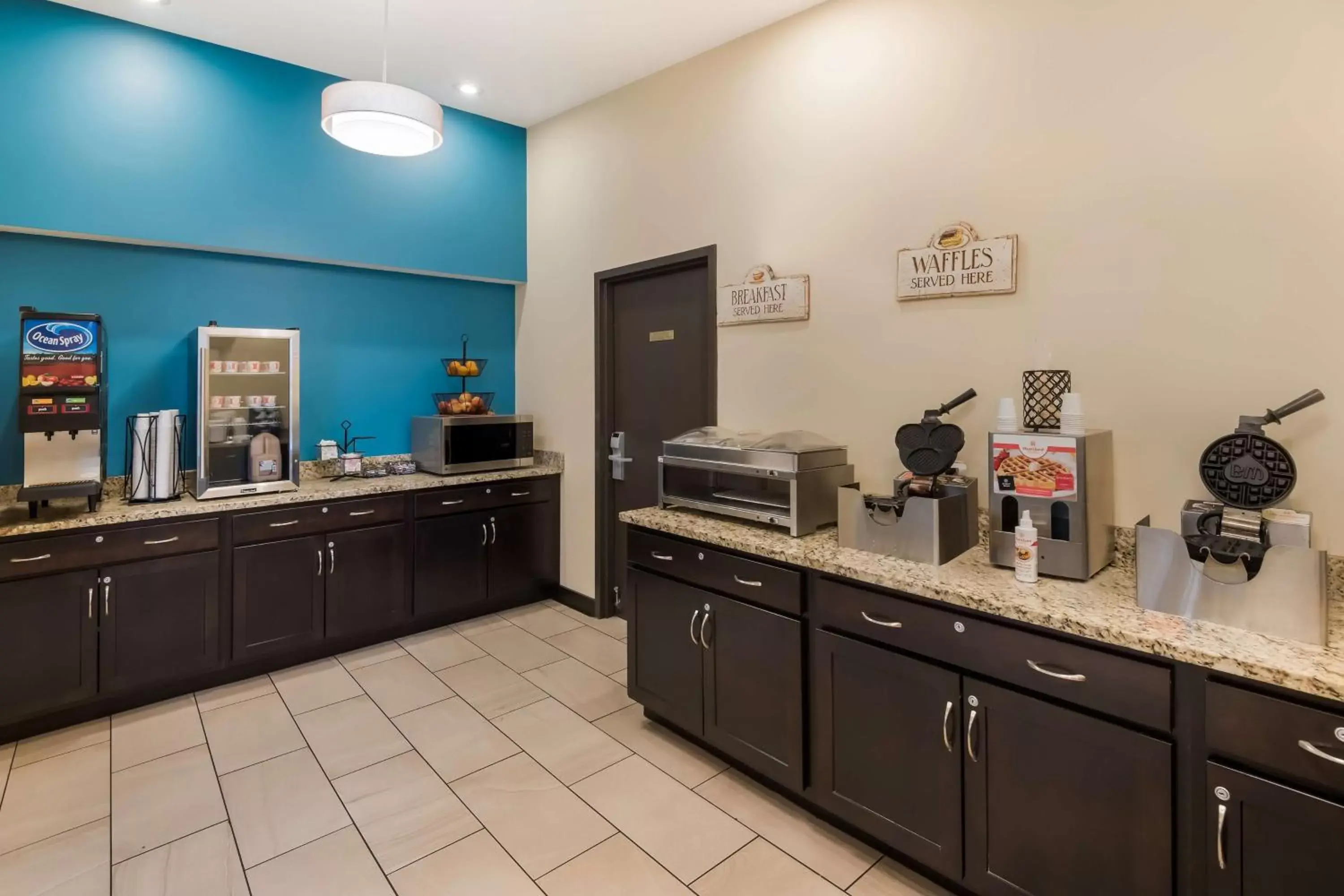 Breakfast, Kitchen/Kitchenette in SureStay Plus Hotel by Best Western Jasper