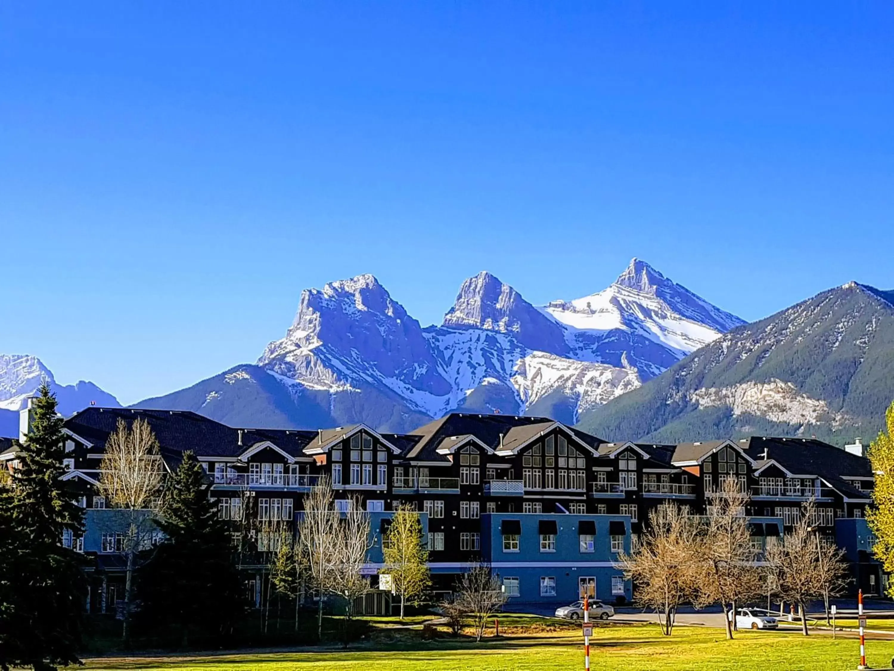 Property building, Mountain View in Sunset Resorts Canmore and Spa