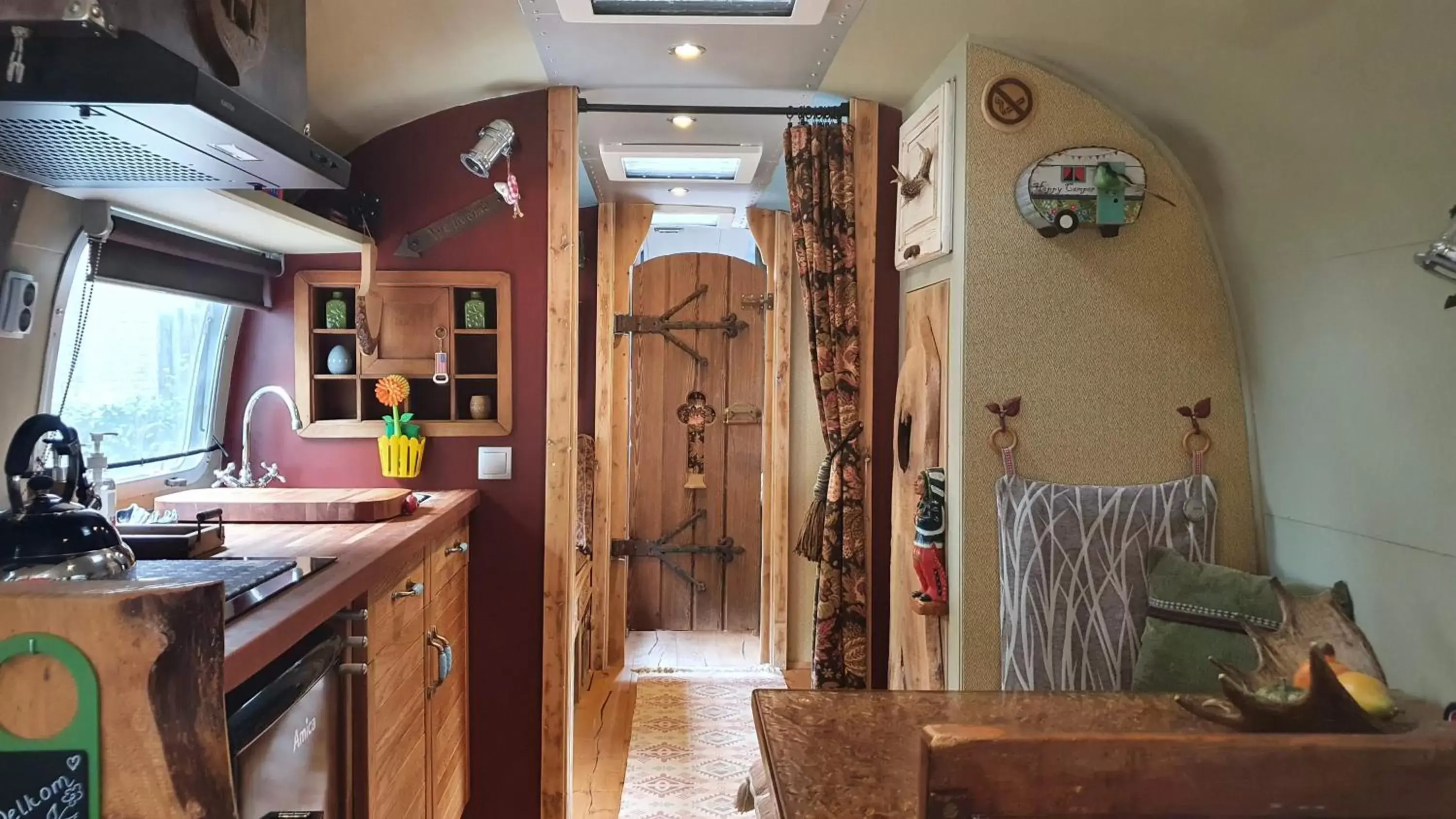 Property building, Kitchen/Kitchenette in AirstreamNB
