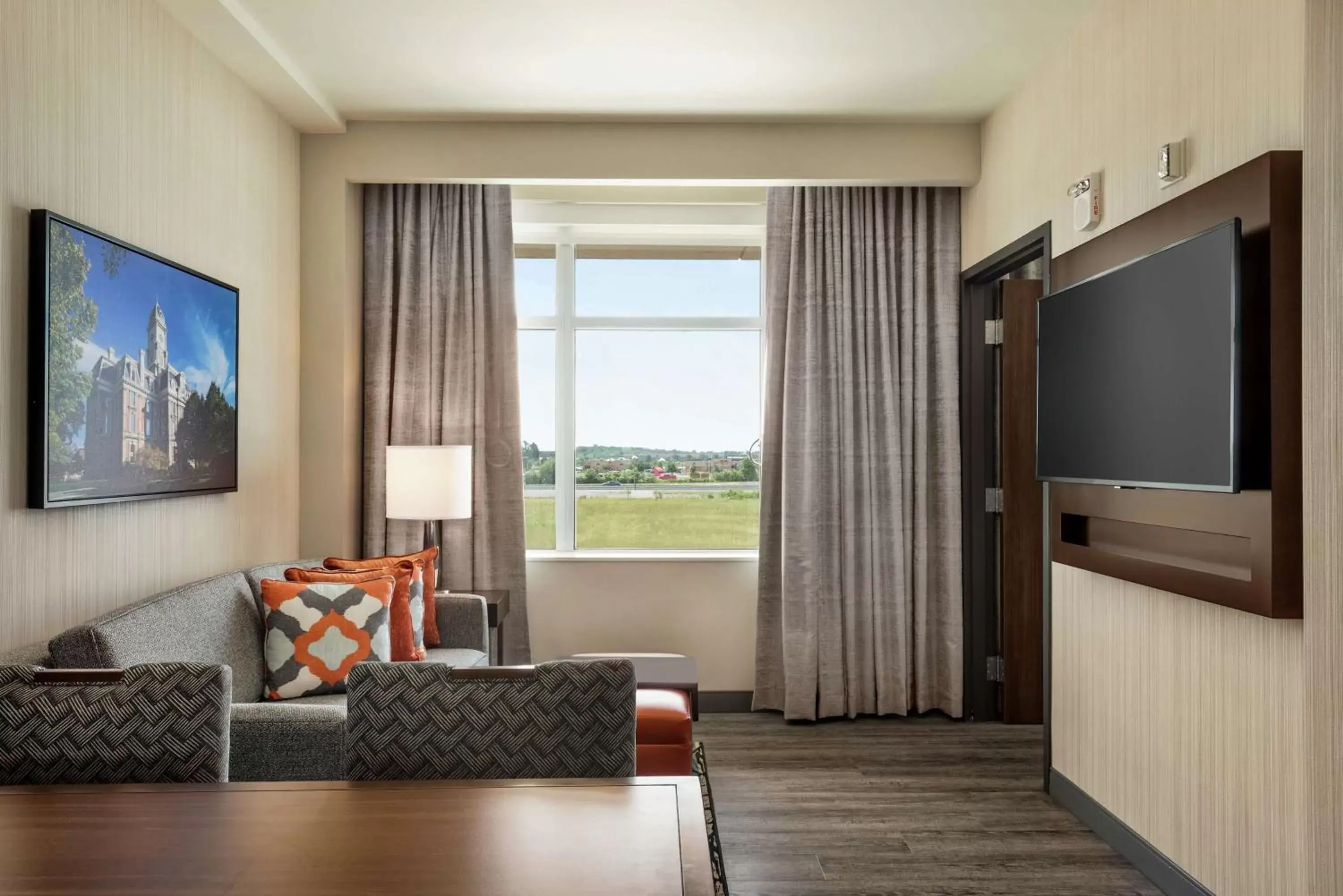 Bedroom, TV/Entertainment Center in Embassy Suites By Hilton Noblesville Indianapolis Conv Ctr