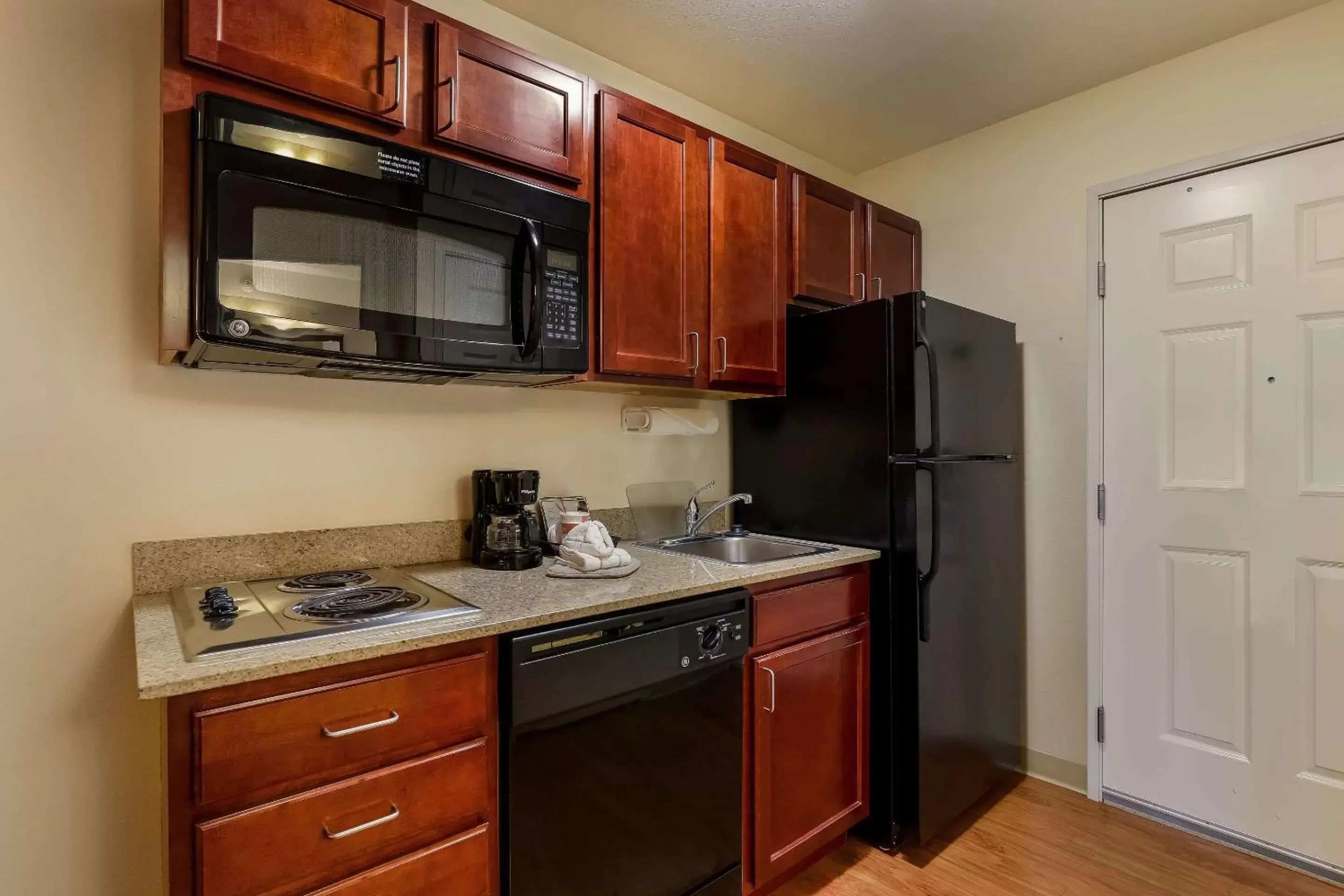 Bedroom, Kitchen/Kitchenette in MainStay Suites Fitchburg - Madison