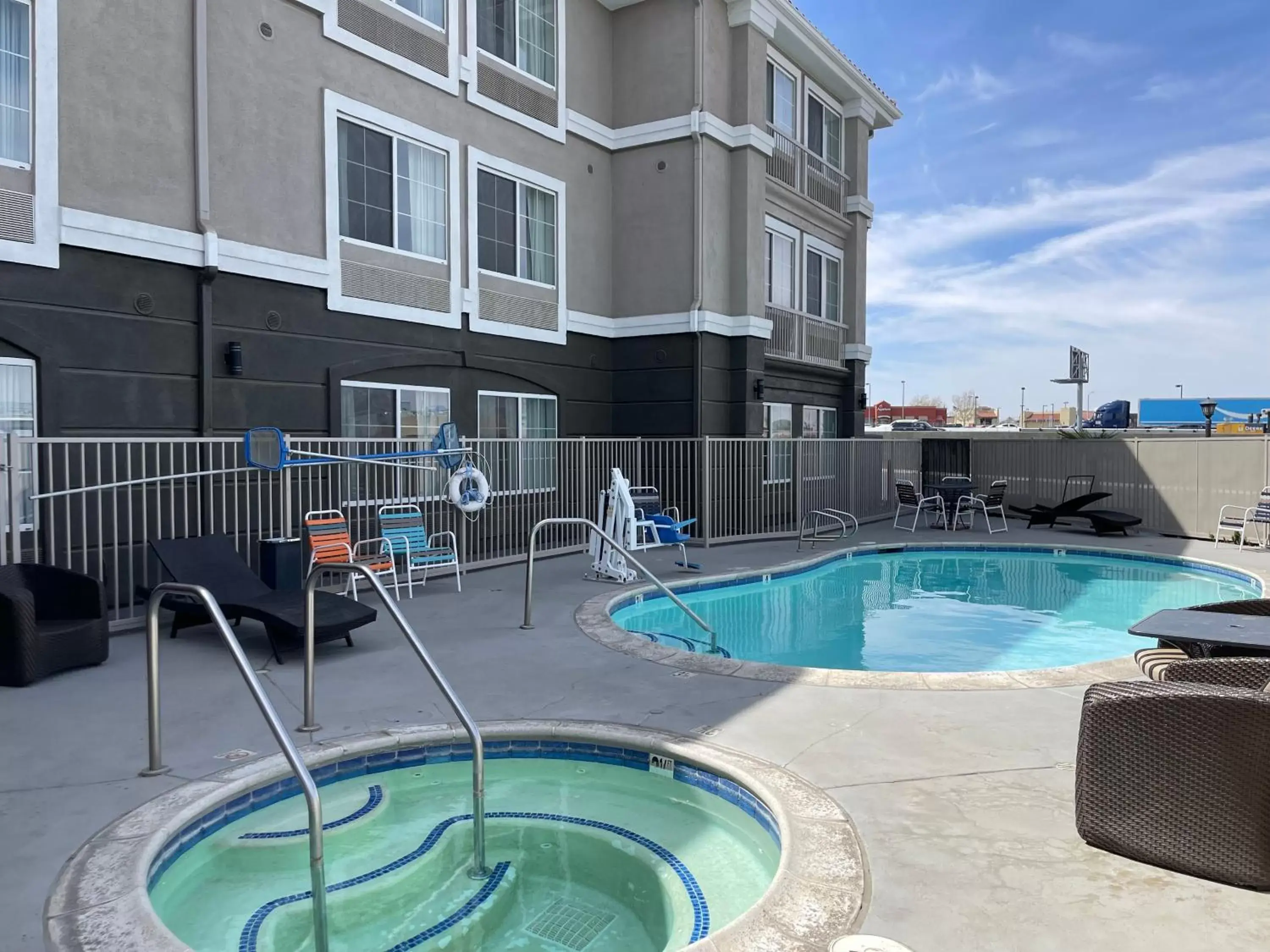 Hot Tub, Swimming Pool in La Quinta Inn & Suites by Wyndham Hesperia Victorville