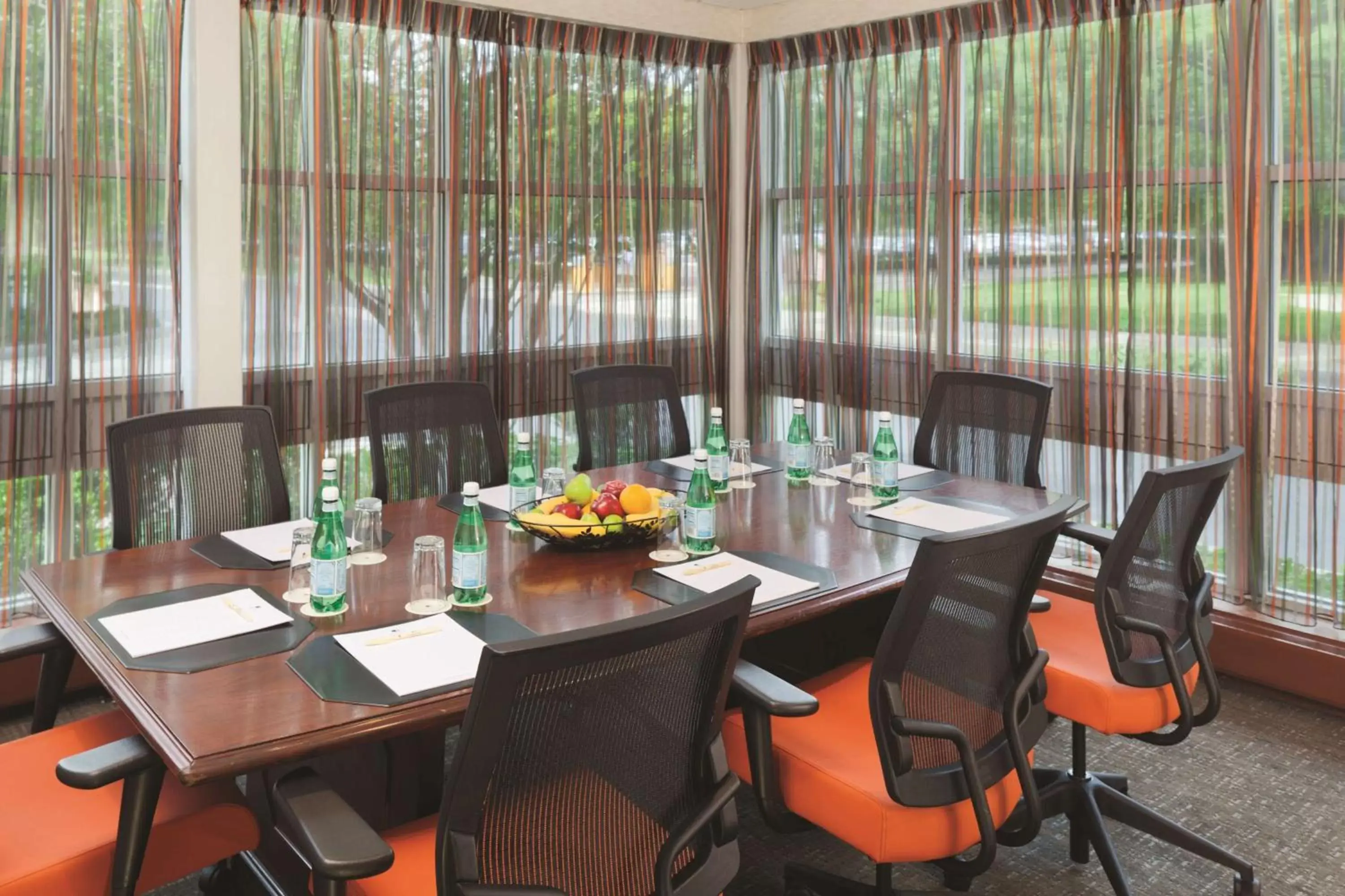 Meeting/conference room, Restaurant/Places to Eat in DoubleTree by Hilton Hotel Boston Bayside