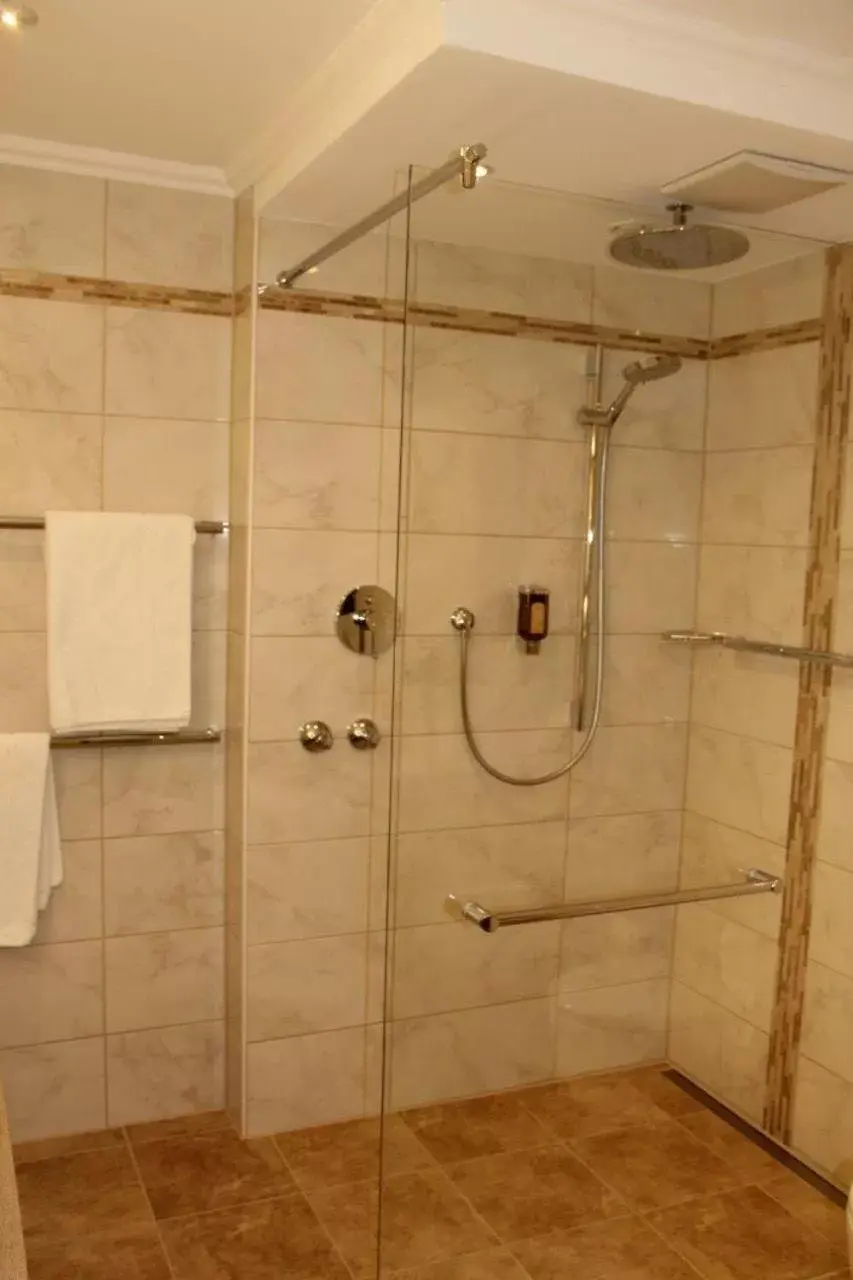 Shower, Bathroom in Parkhotel Crombach