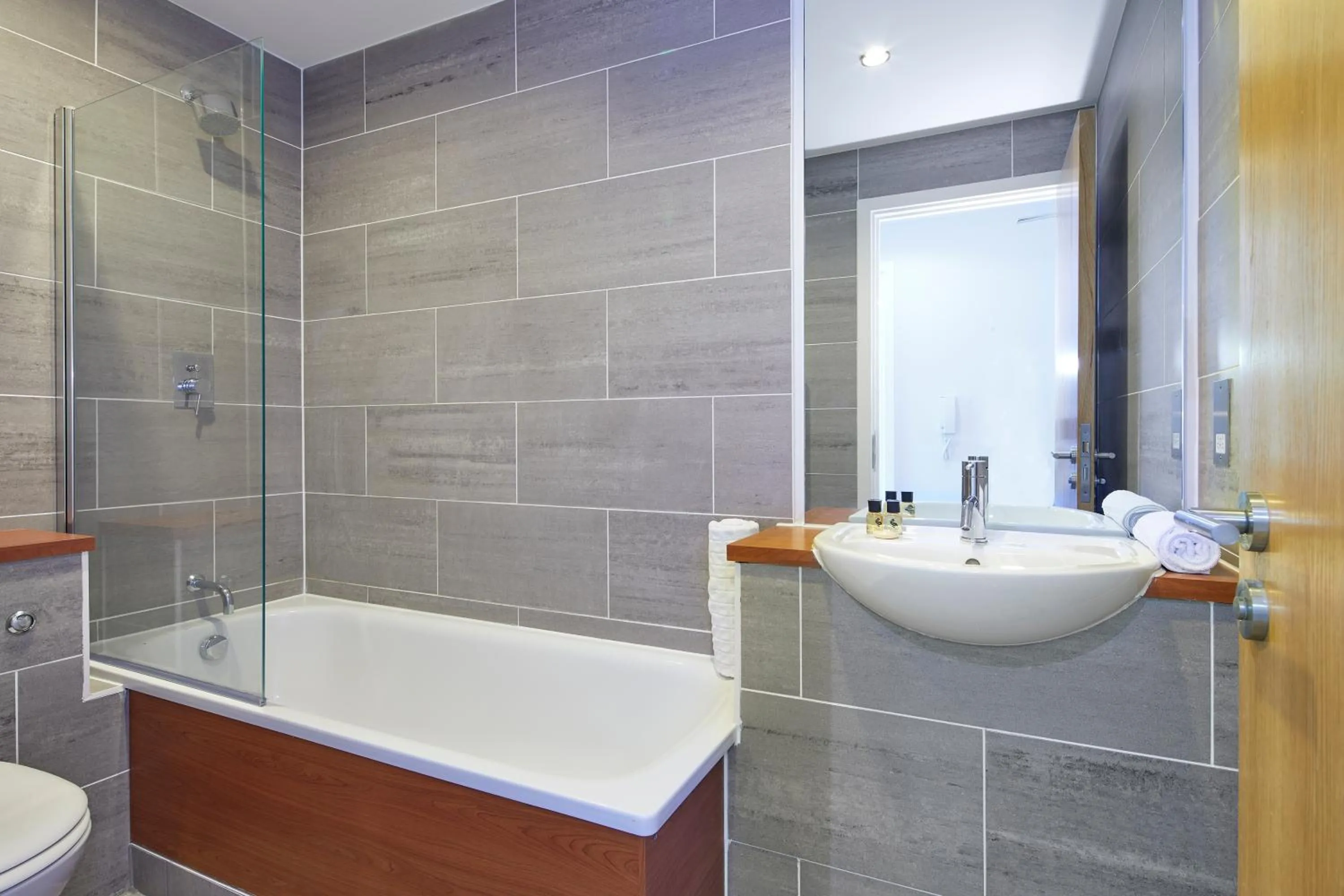 Bathroom in HQ Aparthotel Farnborough