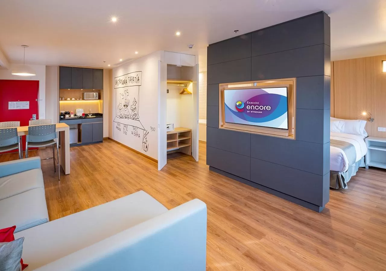 TV and multimedia, Bed in Ramada Encore by Wyndham Guadalajara Aeropuerto