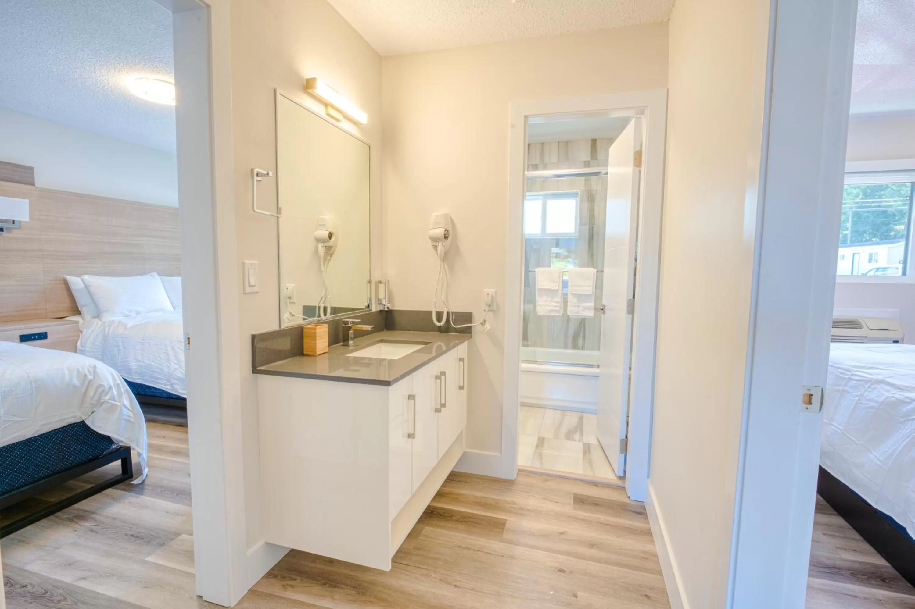 Bathroom, Bed in Harrison Grand Motel