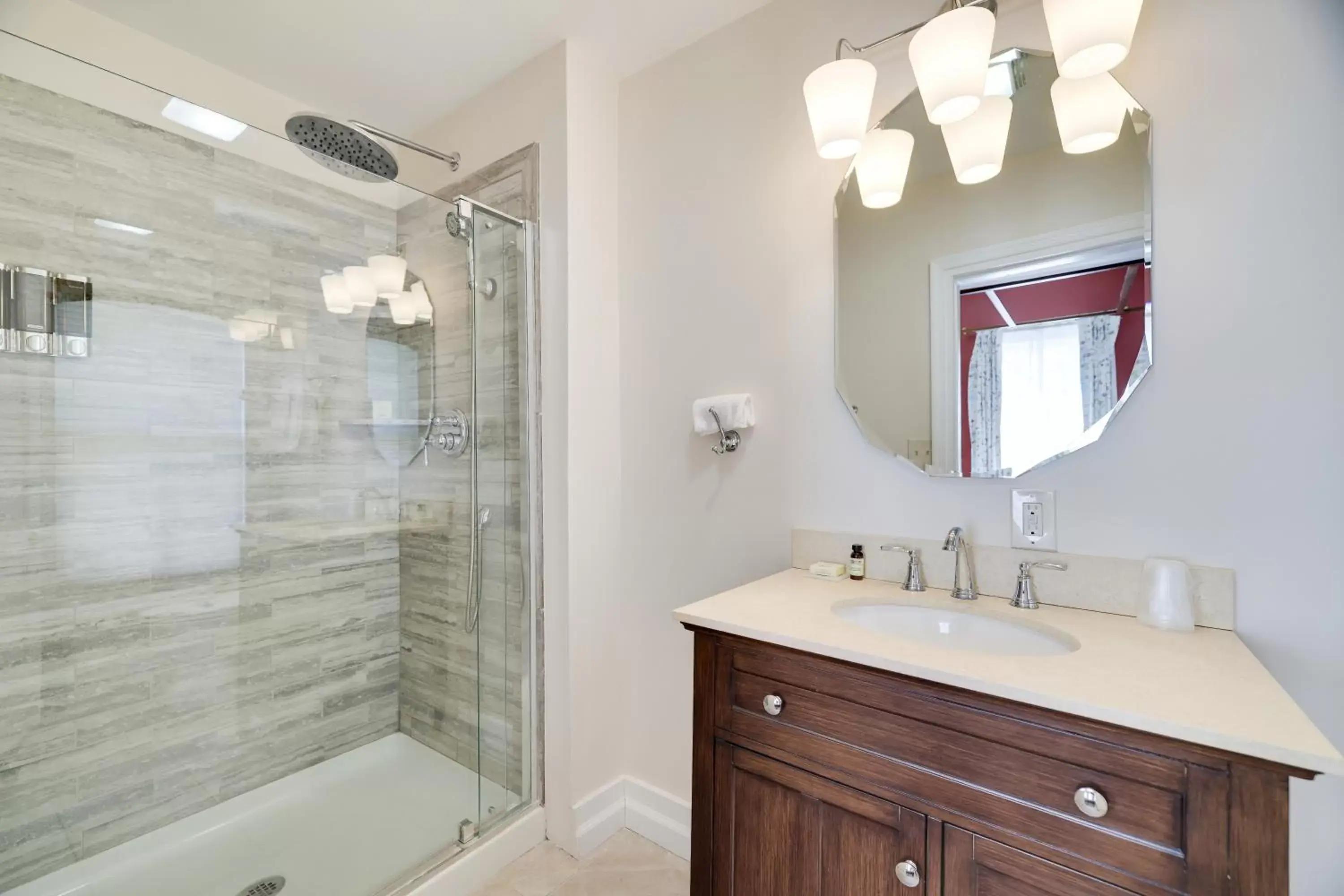 Shower, Bathroom in Tom Quick Inn