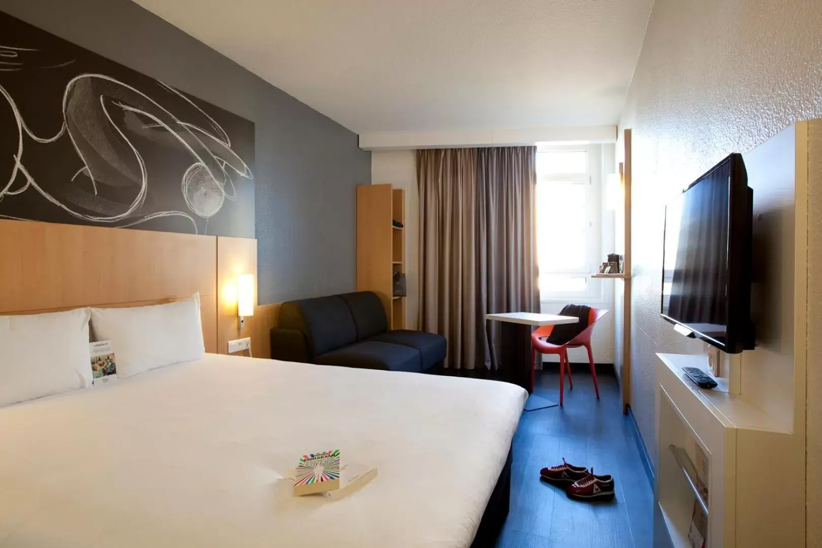 Photo of the whole room, Bed in ibis Annecy Centre Vieille Ville