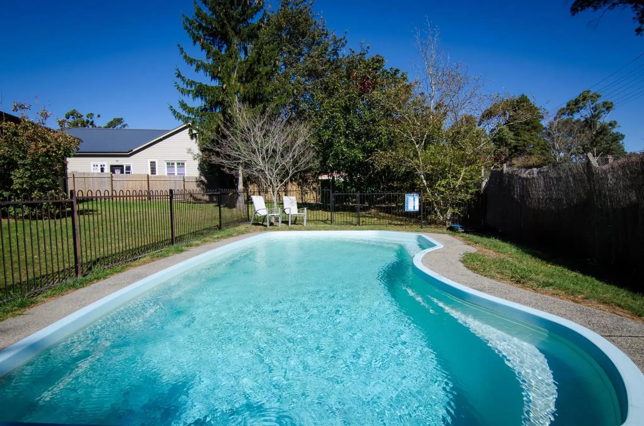 Swimming Pool in Bundanoon Country Inn Motel