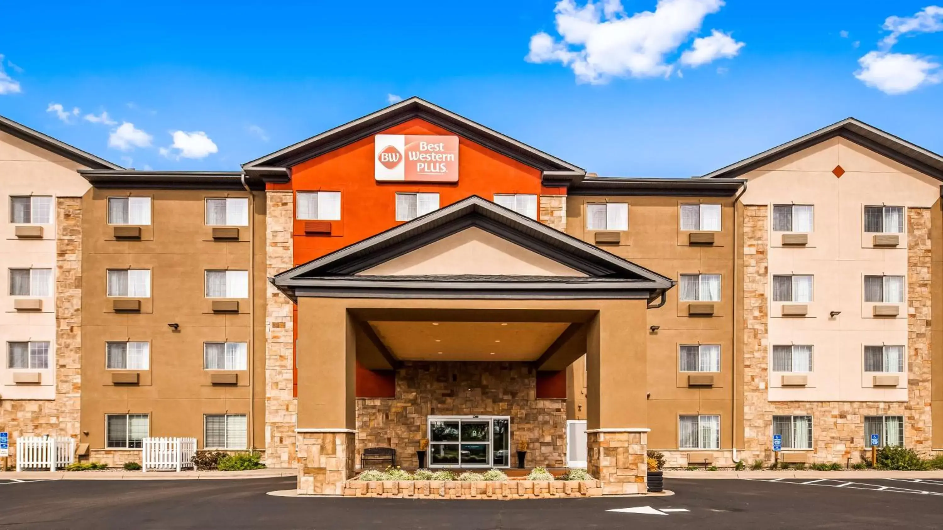 Facade/entrance in Best Western Plus Blaine at the National Sports Center