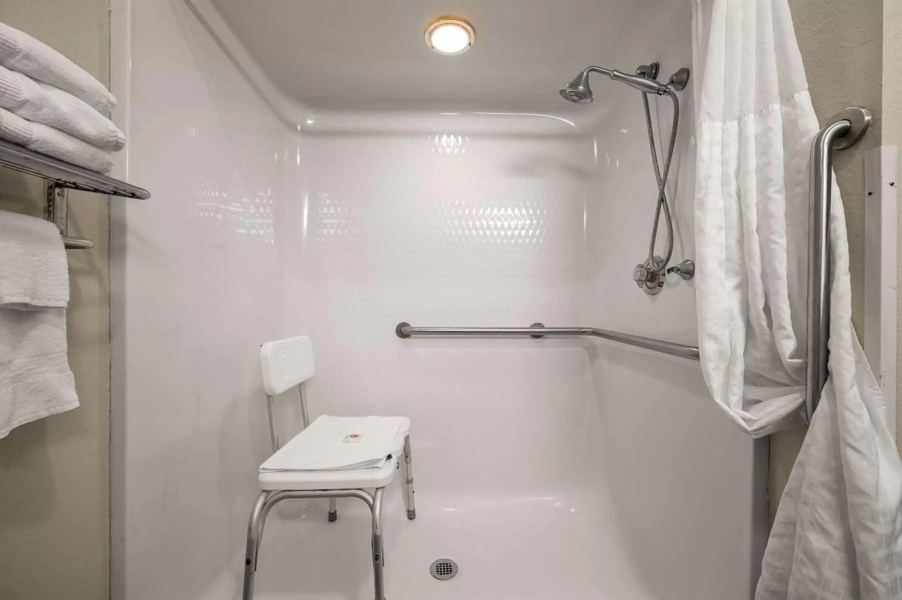 Bedroom, Bathroom in Comfort Inn & Suites Fenton