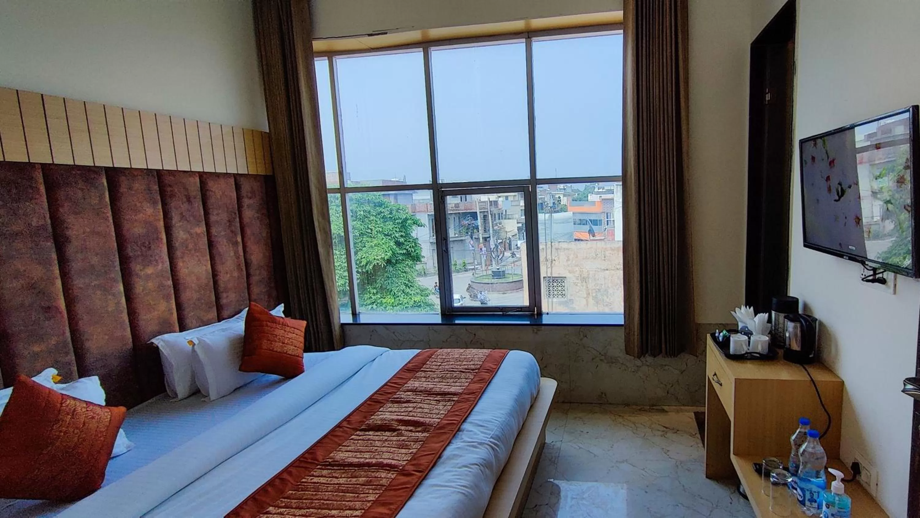 TV and multimedia, Bed in Perfect Stayz Premium- Hotel Sehdev Near Golden Temple