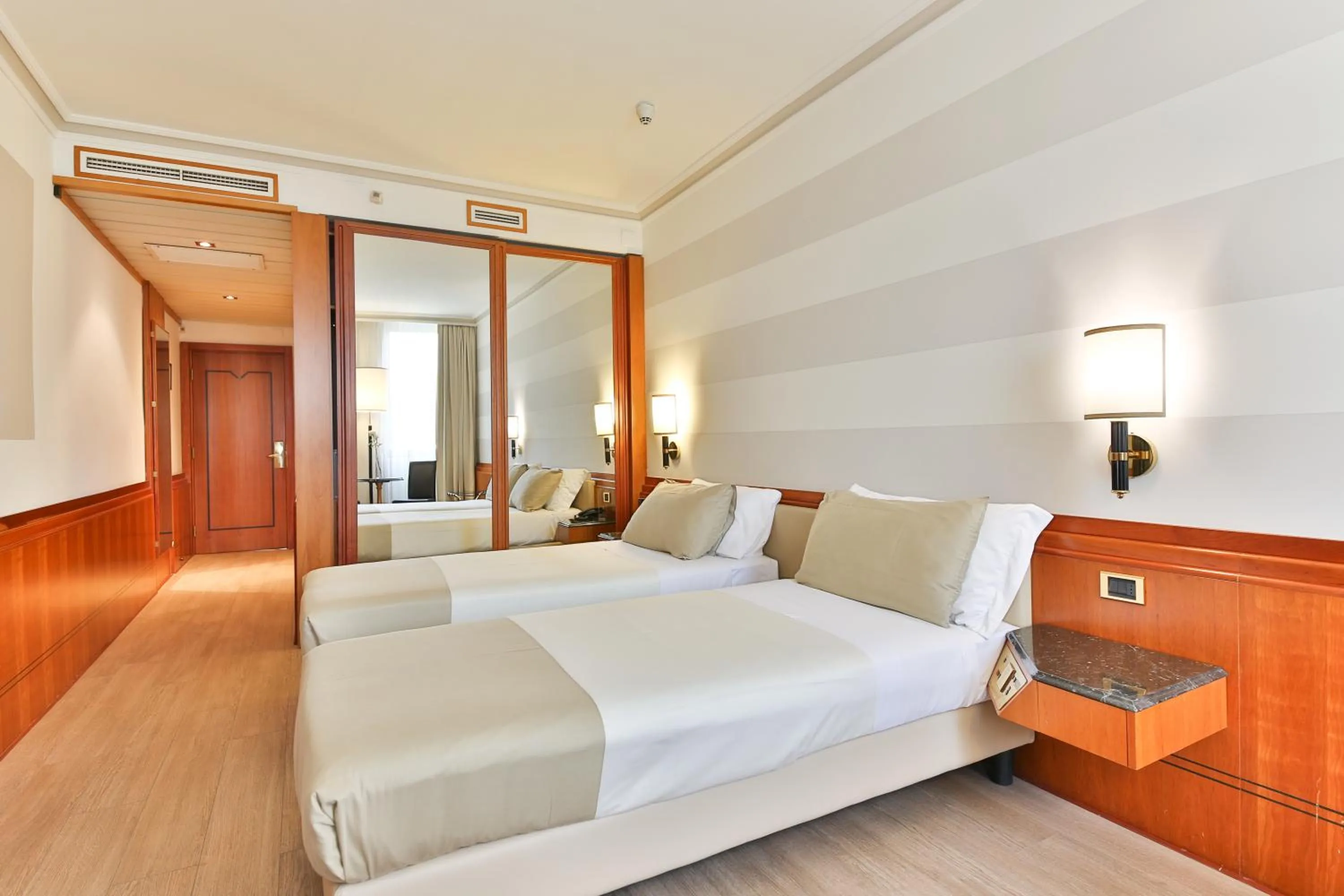 Bedroom, Bed in Hotel Leon d'Oro