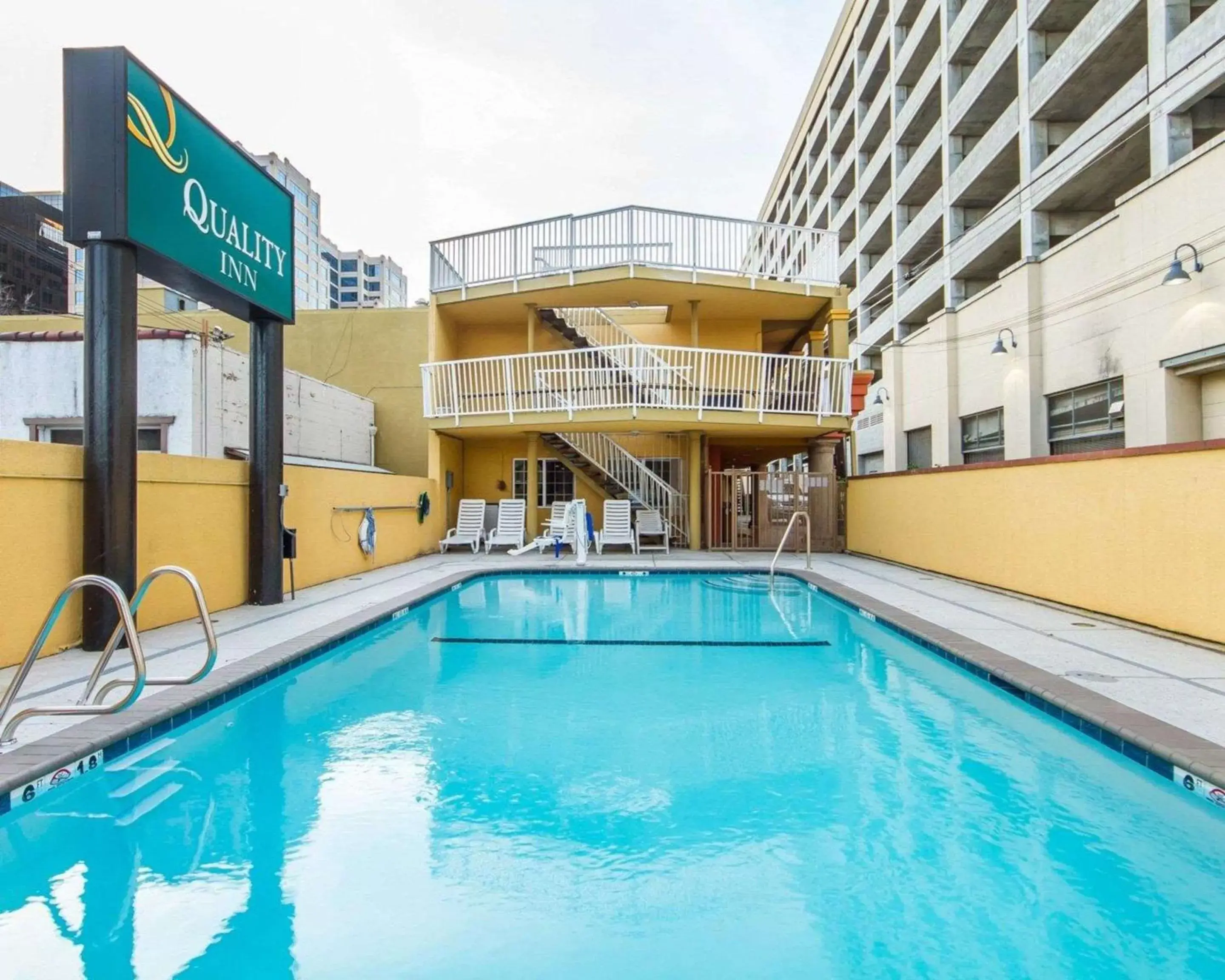 Pool view, Swimming Pool in Quality Inn Sacramento