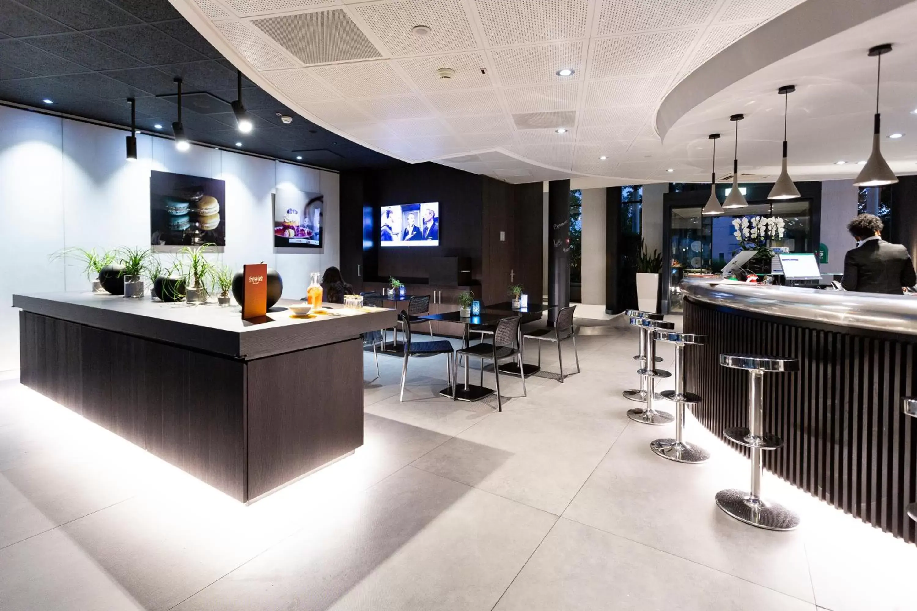 Lounge or bar, Restaurant/Places to Eat in Novotel Suites Genève Aéroport
