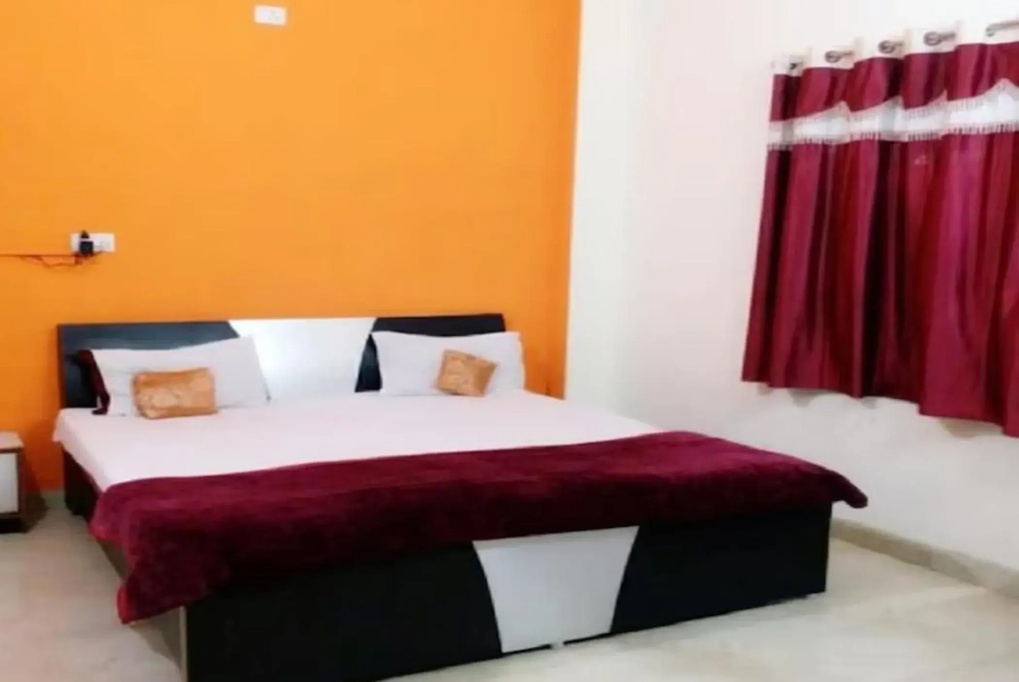 Bed in Goroomgo New Ashiyana Palace Varanasi Bed in Goroomgo New Ashiyana Palace Varanasi