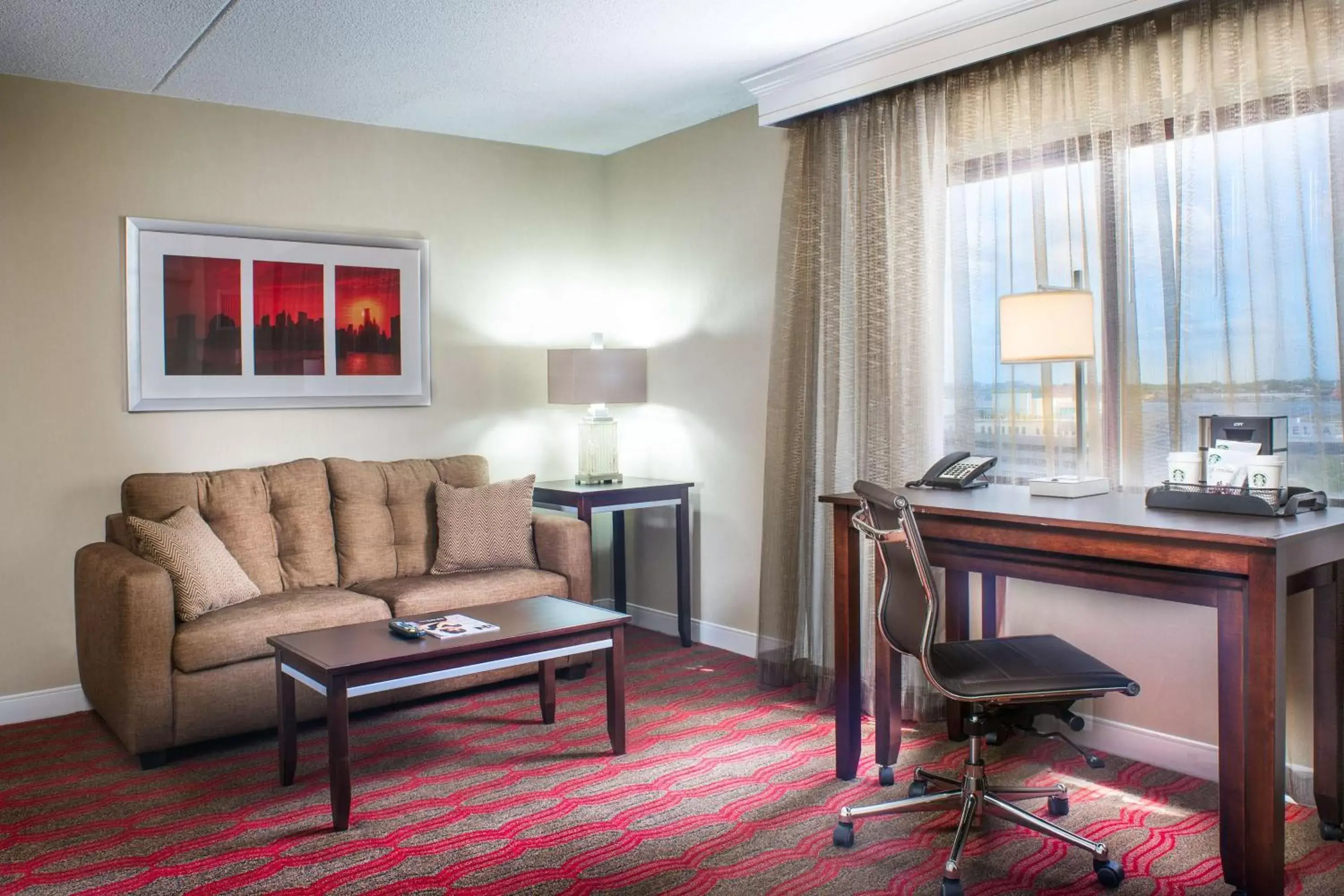 Living room, Seating Area in LaGuardia Plaza Hotel