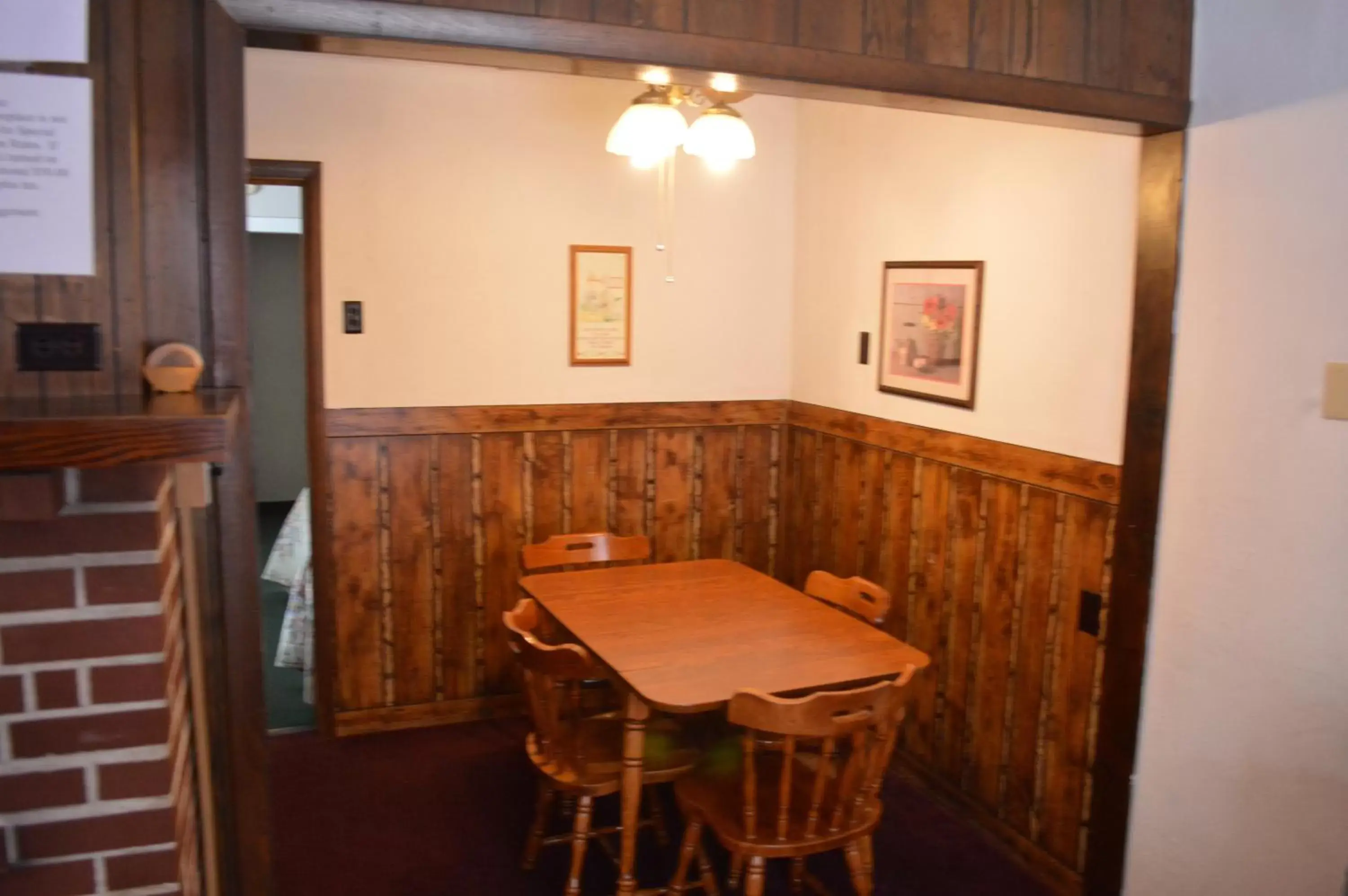 Dining Area in Maple Leaf Inn Lake Placid