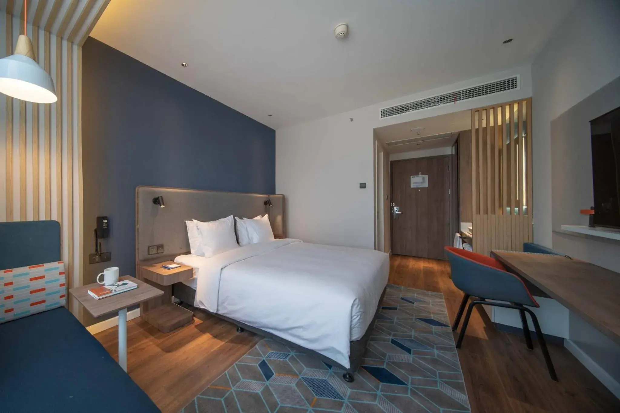 Photo of the whole room, Bed in Holiday Inn Express Zhengzhou Guancheng, an IHG Hotel