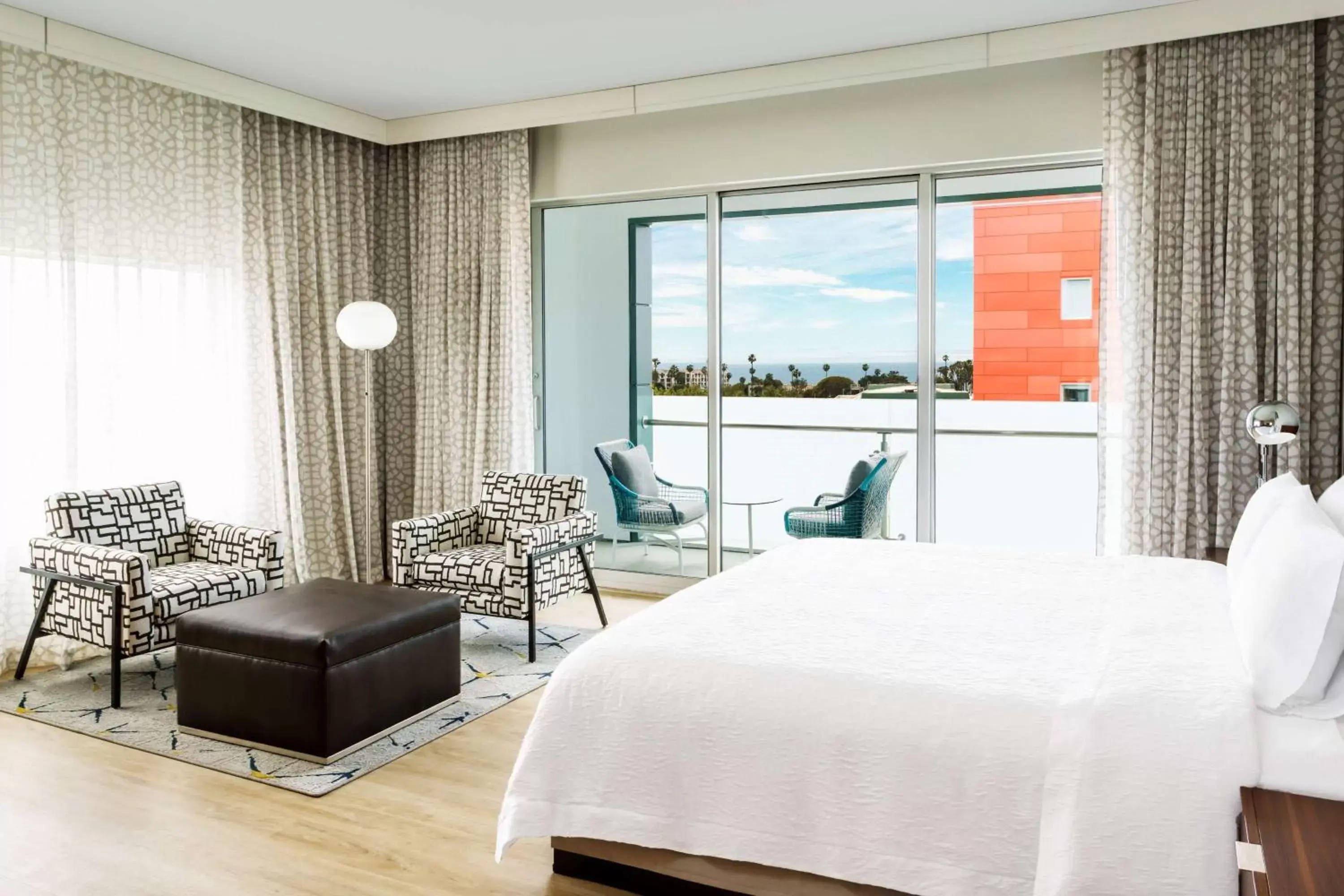 Bed in Hampton Inn & Suites Santa Monica