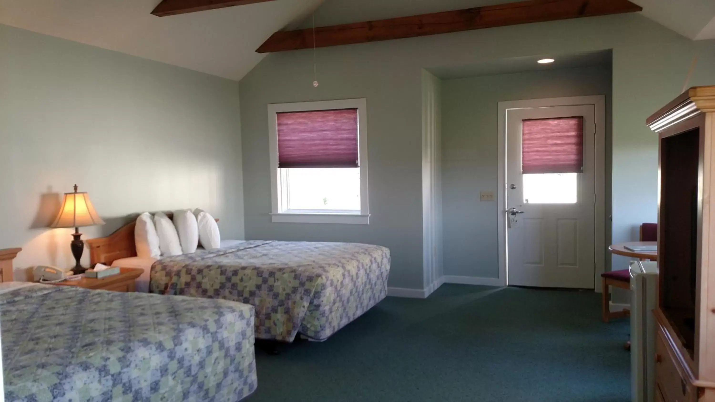 Bedroom, Bed in Spruce Lane Lodge and Cottages