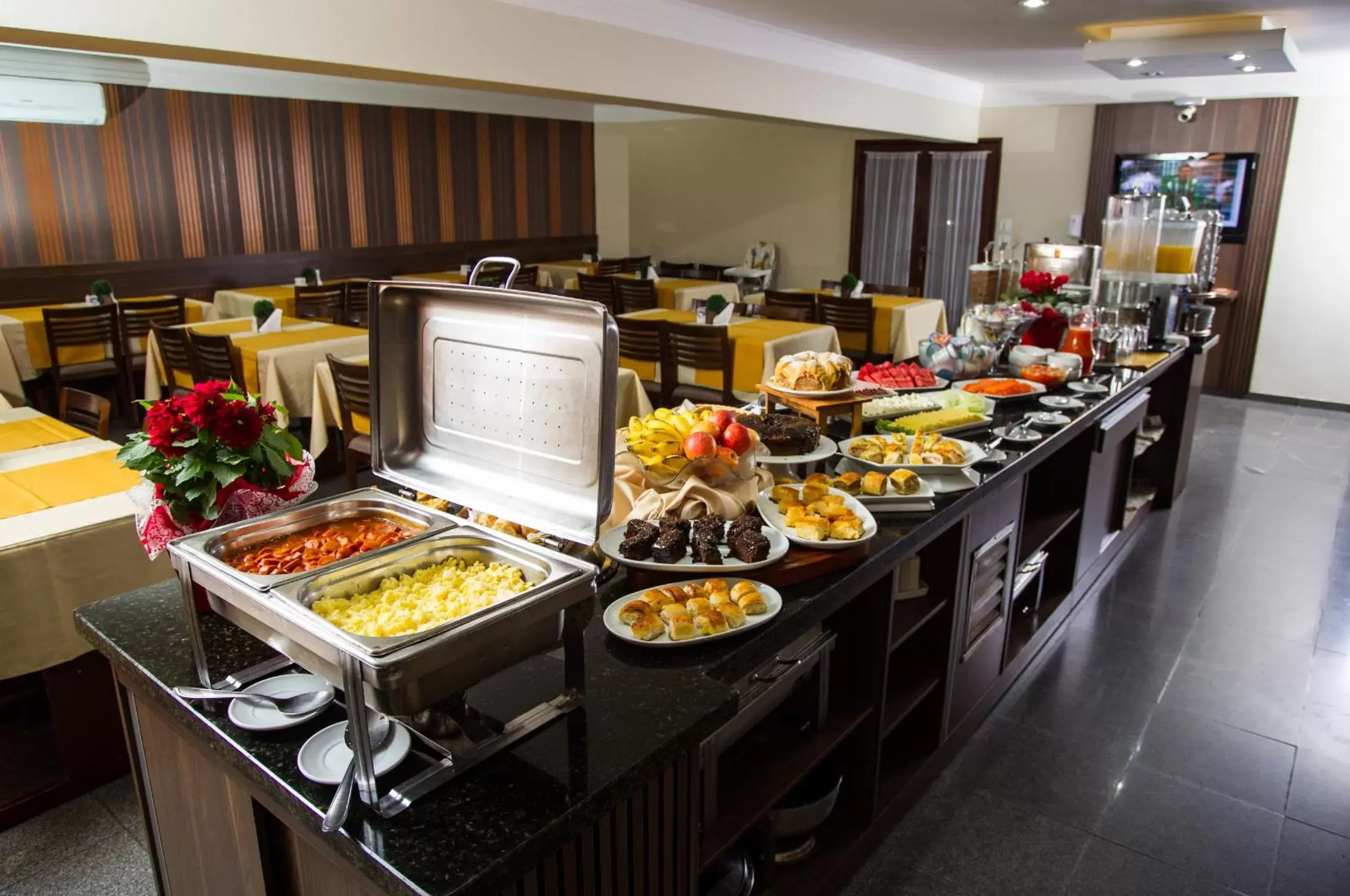 Buffet breakfast, Food in LEON PARK HOTEL e CONVENÇÕES - Melhor Custo Benefício