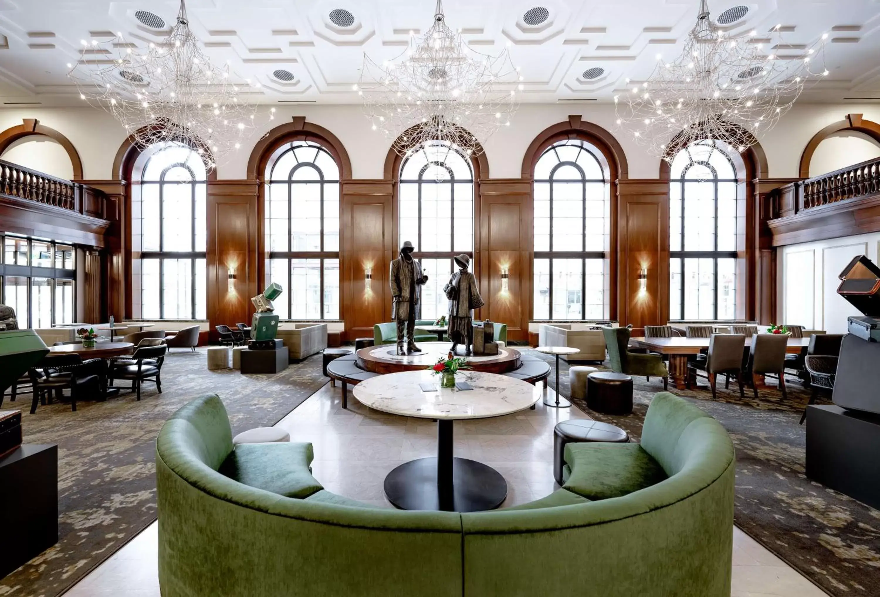 Lobby or reception, Lounge/Bar in Hotel Fort Des Moines, Curio Collection By Hilton