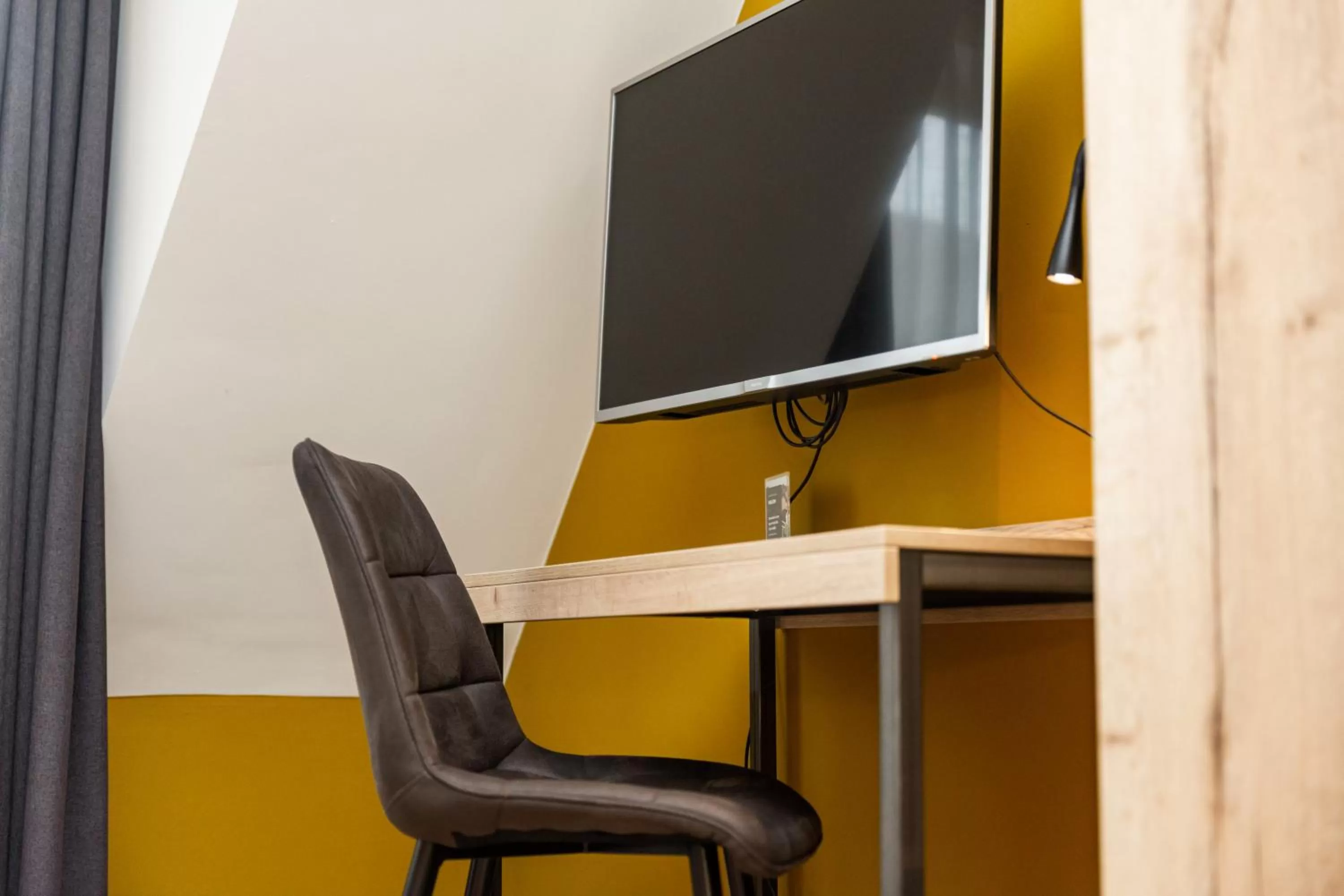 TV and multimedia, TV/Entertainment Center in Hotel Onder De Linden