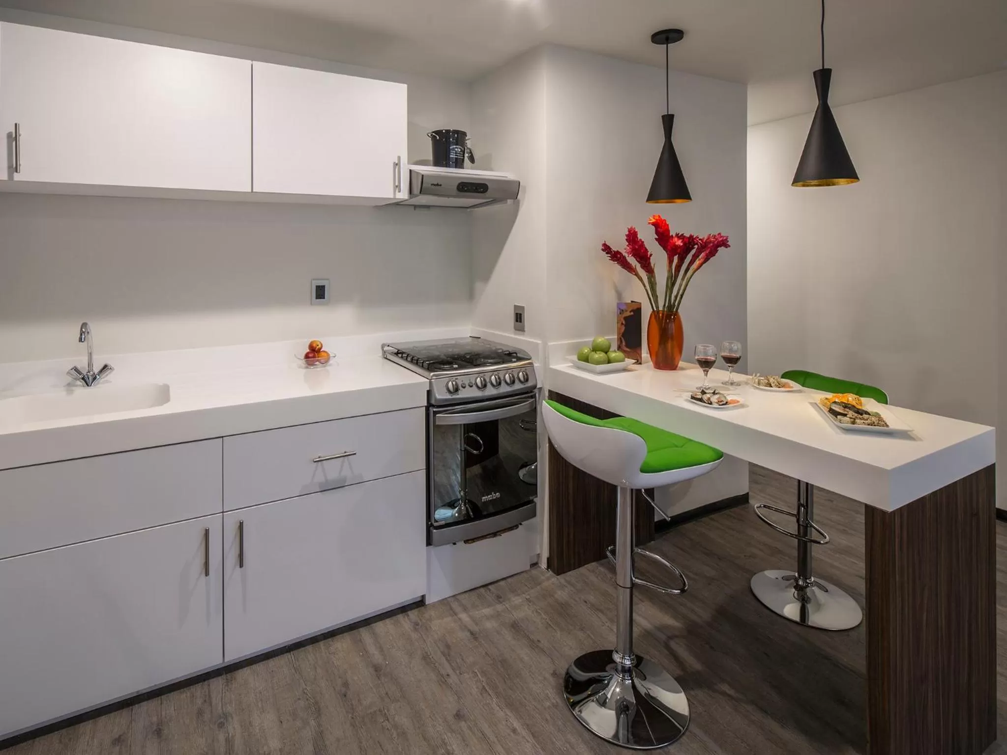 Kitchen or kitchenette in FlowSuites WTC