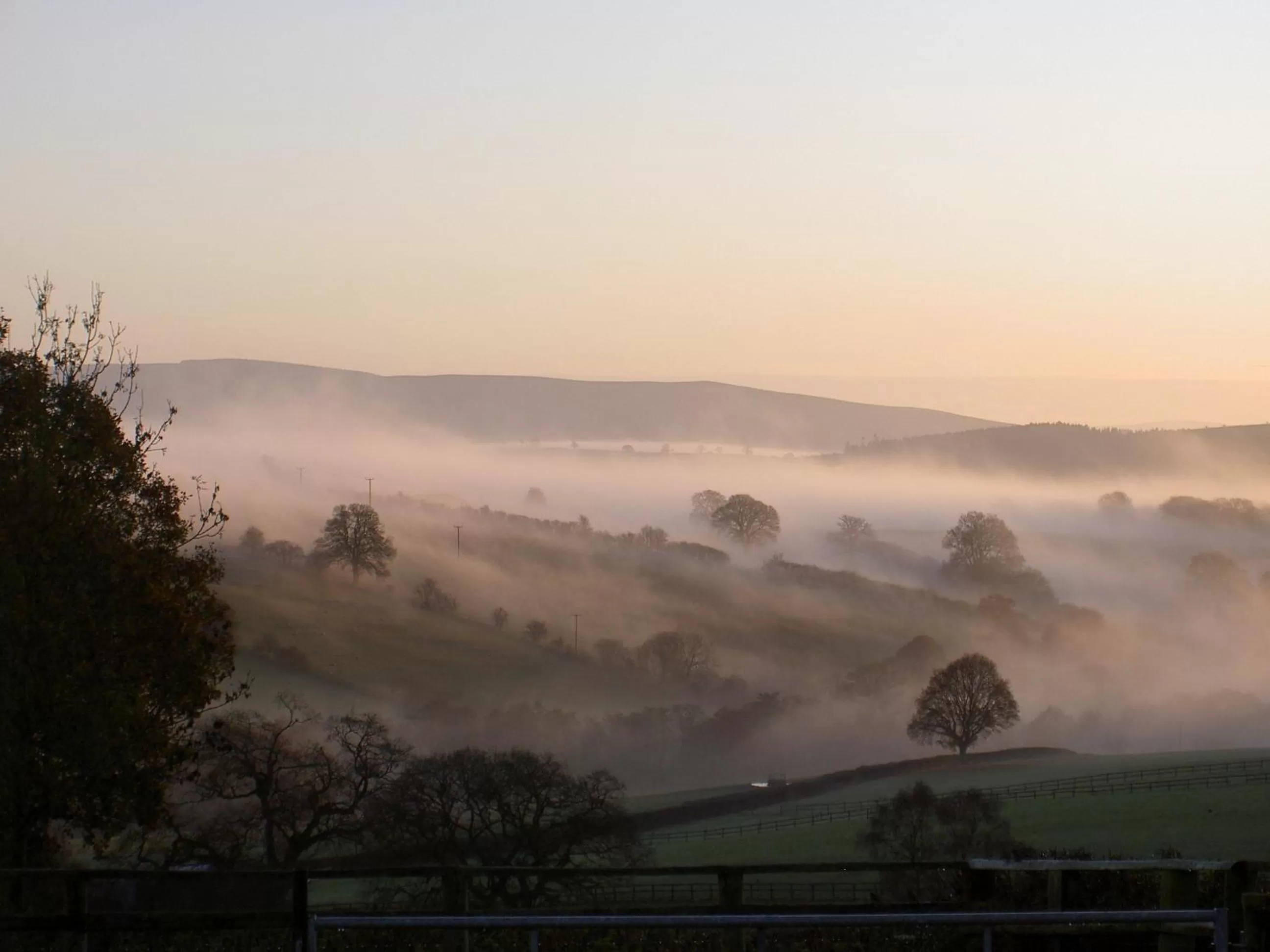 Neighbourhood, Sunrise/Sunset in Middle Woodbatch B&B