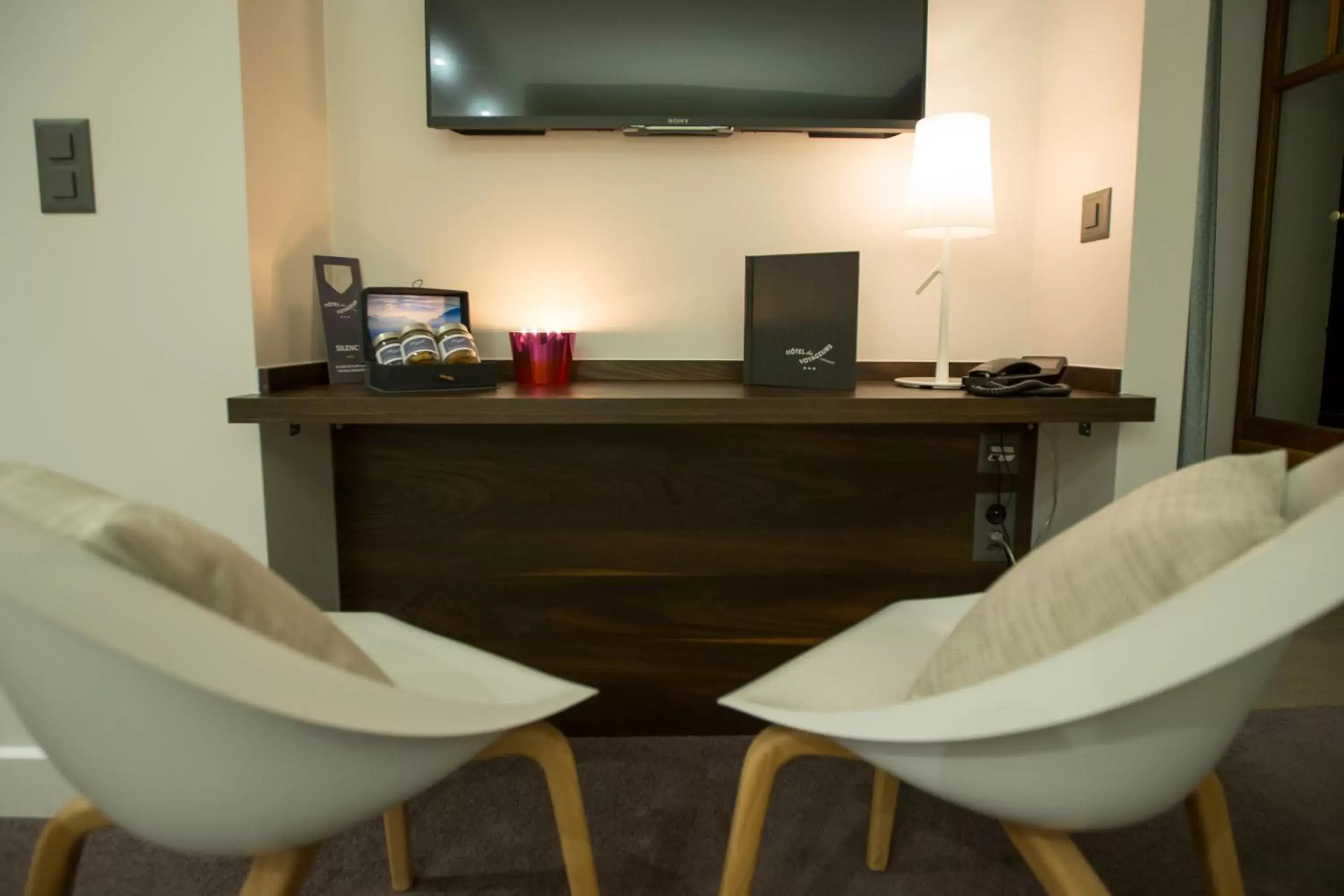 Living room, TV/Entertainment Center in Hôtel des Voyageurs Boutique